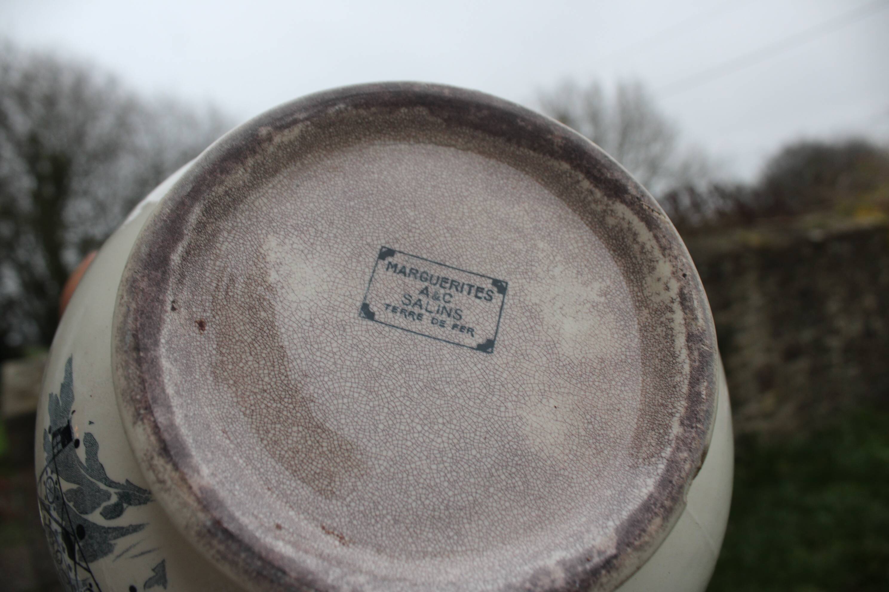 Broc de toilette ancien en faïence Terre de Fer – Salins – décor Marguerite
