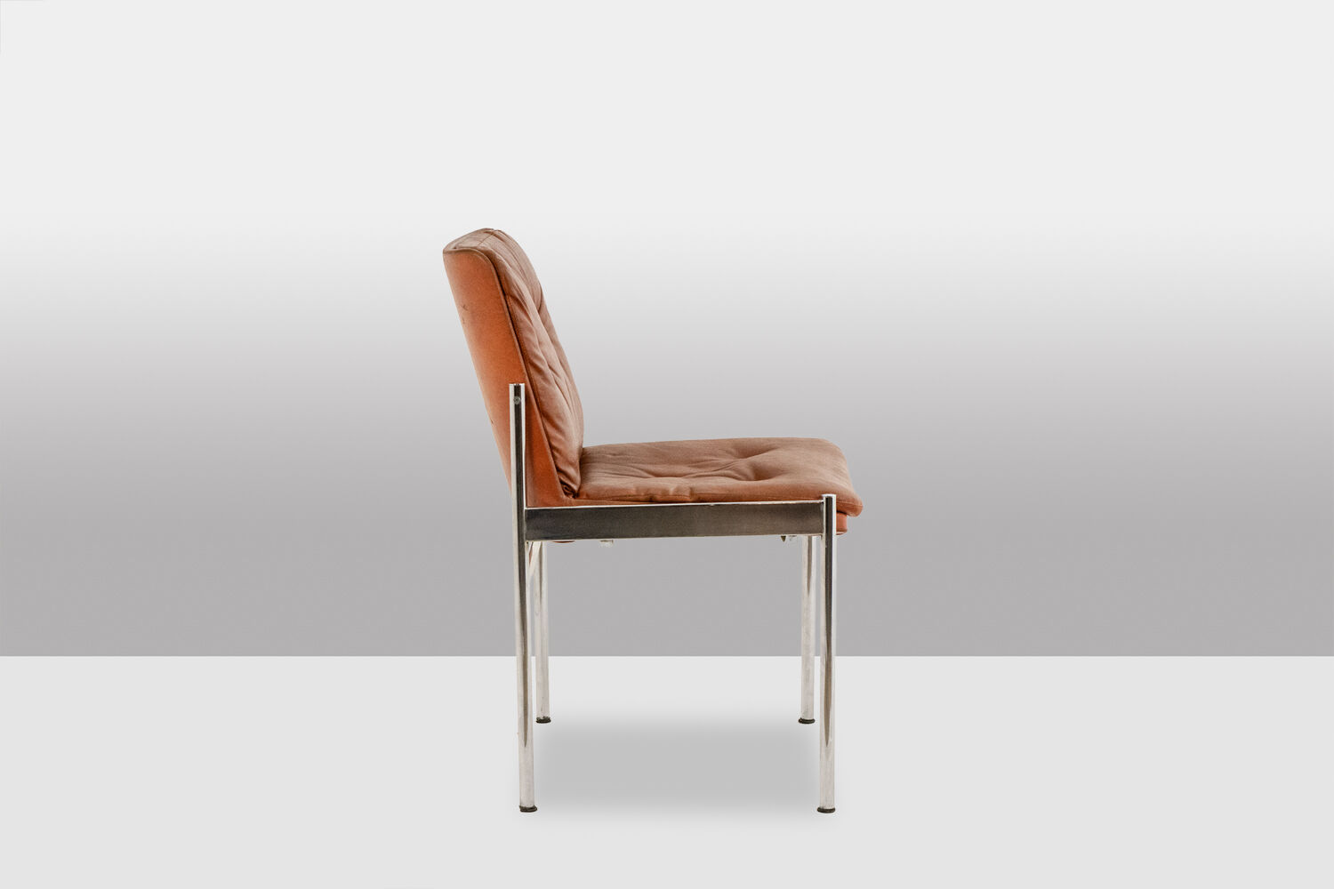 Série de 6 chaises en cuir et métal chromé, années 1970