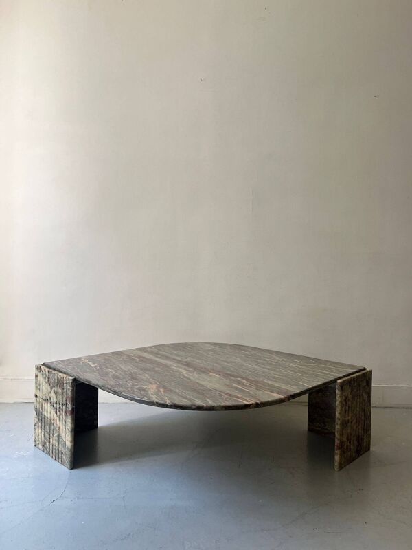 table basse goutte en marbre vert d'eau, beige et rose/bordeau, Roche Bobois 1970