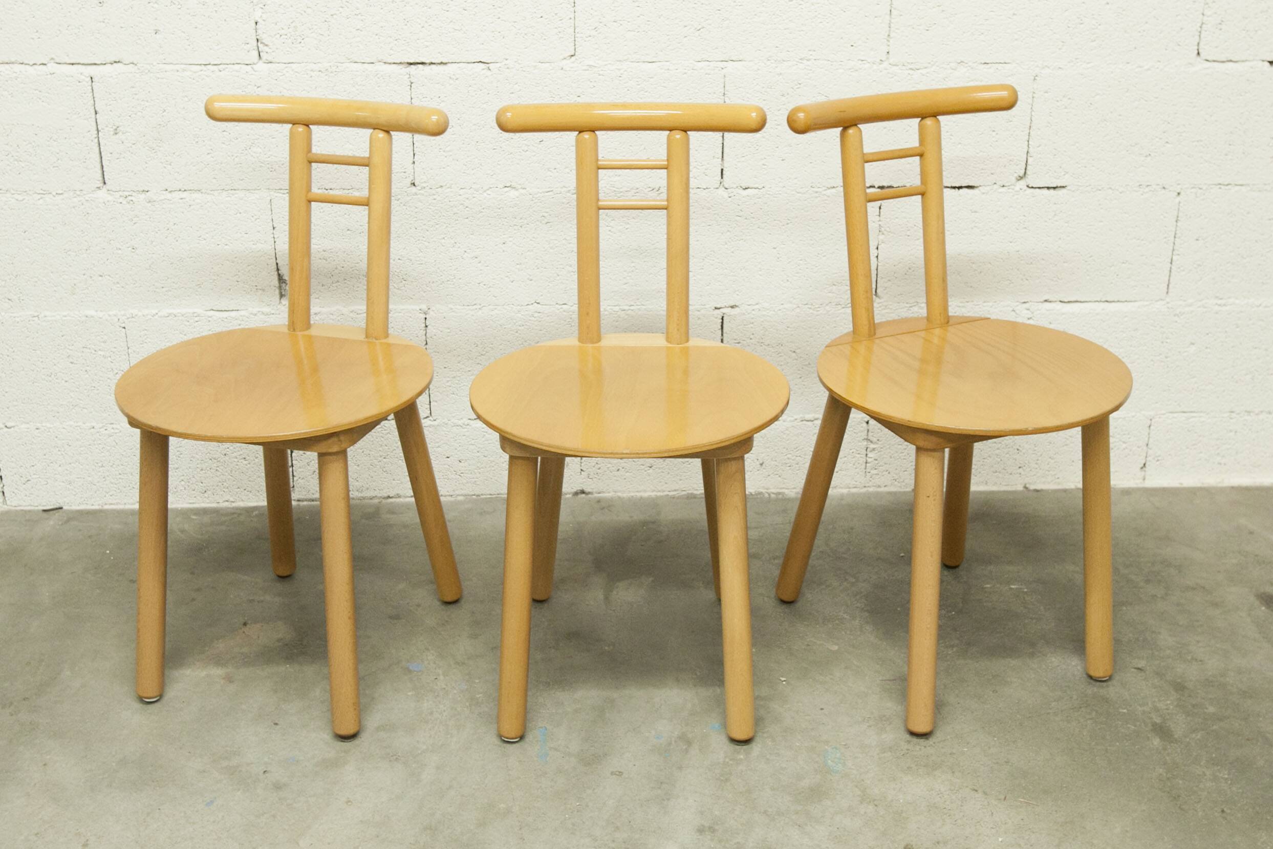 Set of 3 minimalist chairs in light wood, 1980s Italy