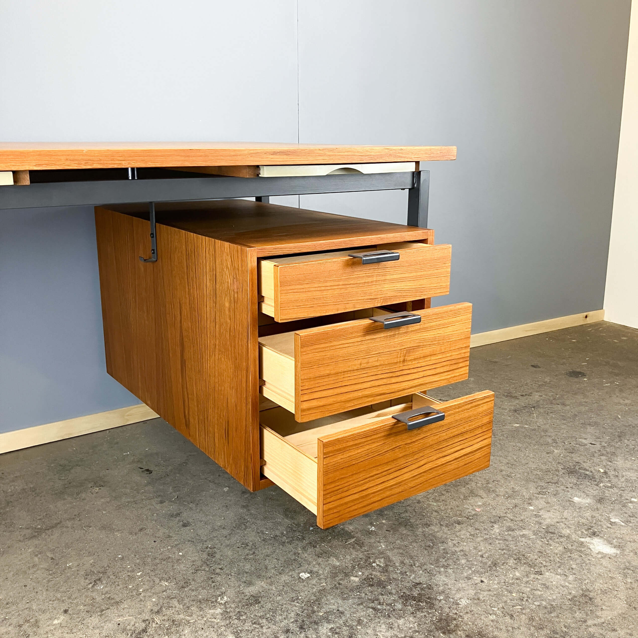 Bureau par Herbert Hirche pour Holzäpfel, teck avec acier tubulaire, années 1960.