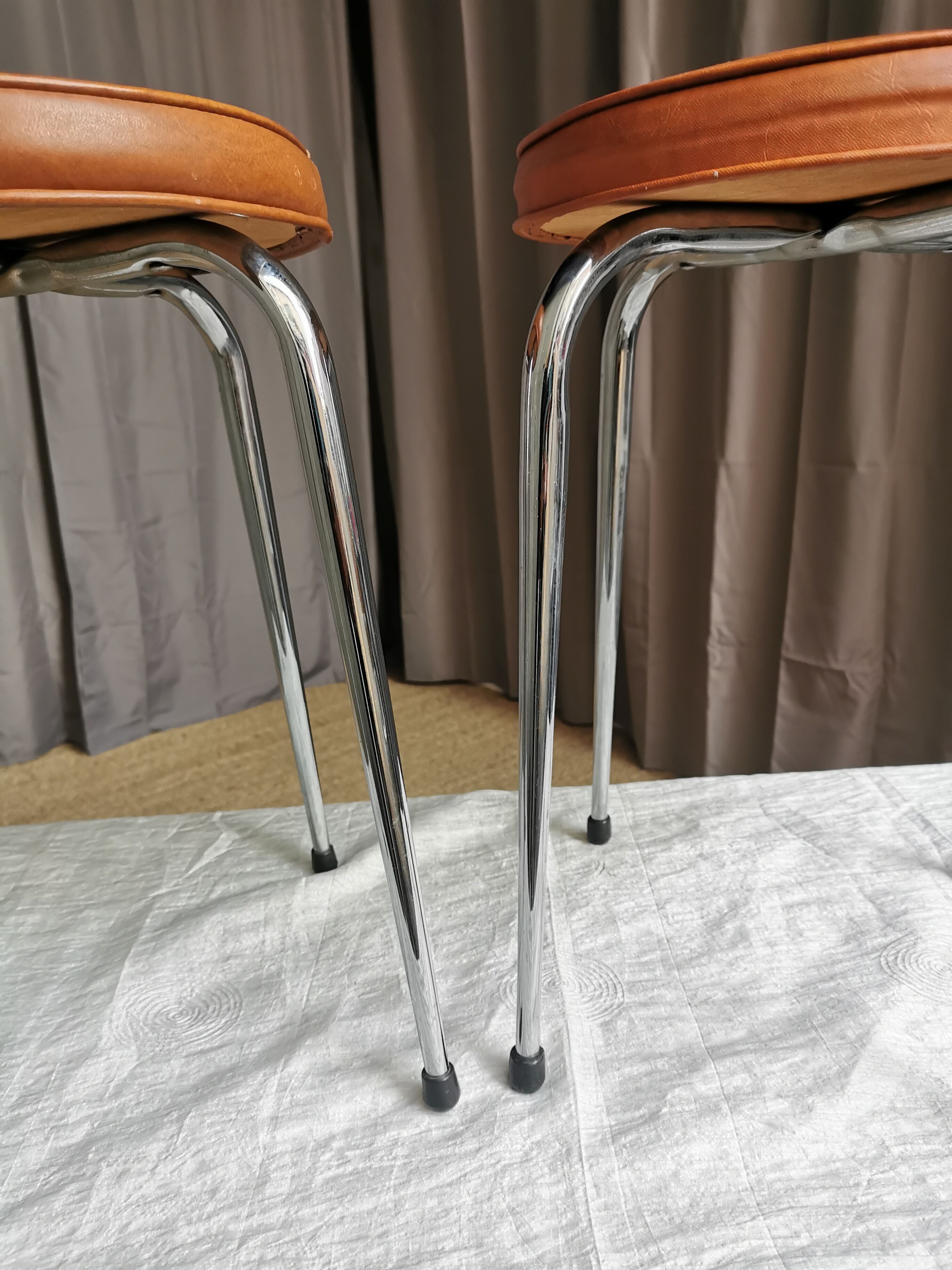 Pair of vintage stools "spindle feet"