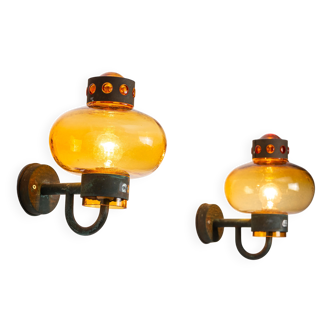 Paire d'appliques murales en laiton avec abat-jour décorés de couleur ambre