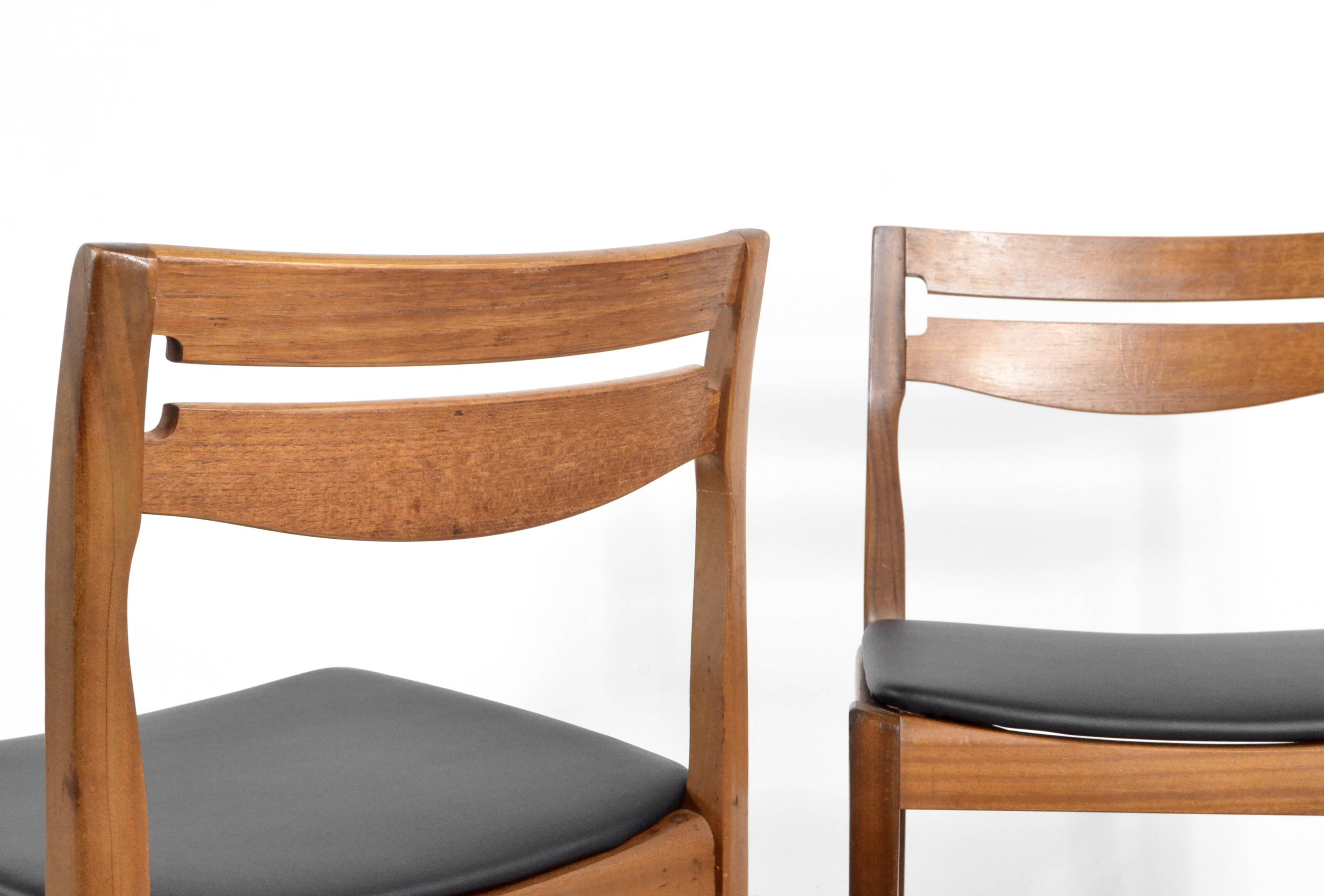 Ensemble de 4 chaises du milieu du siècle en teck et similicuir