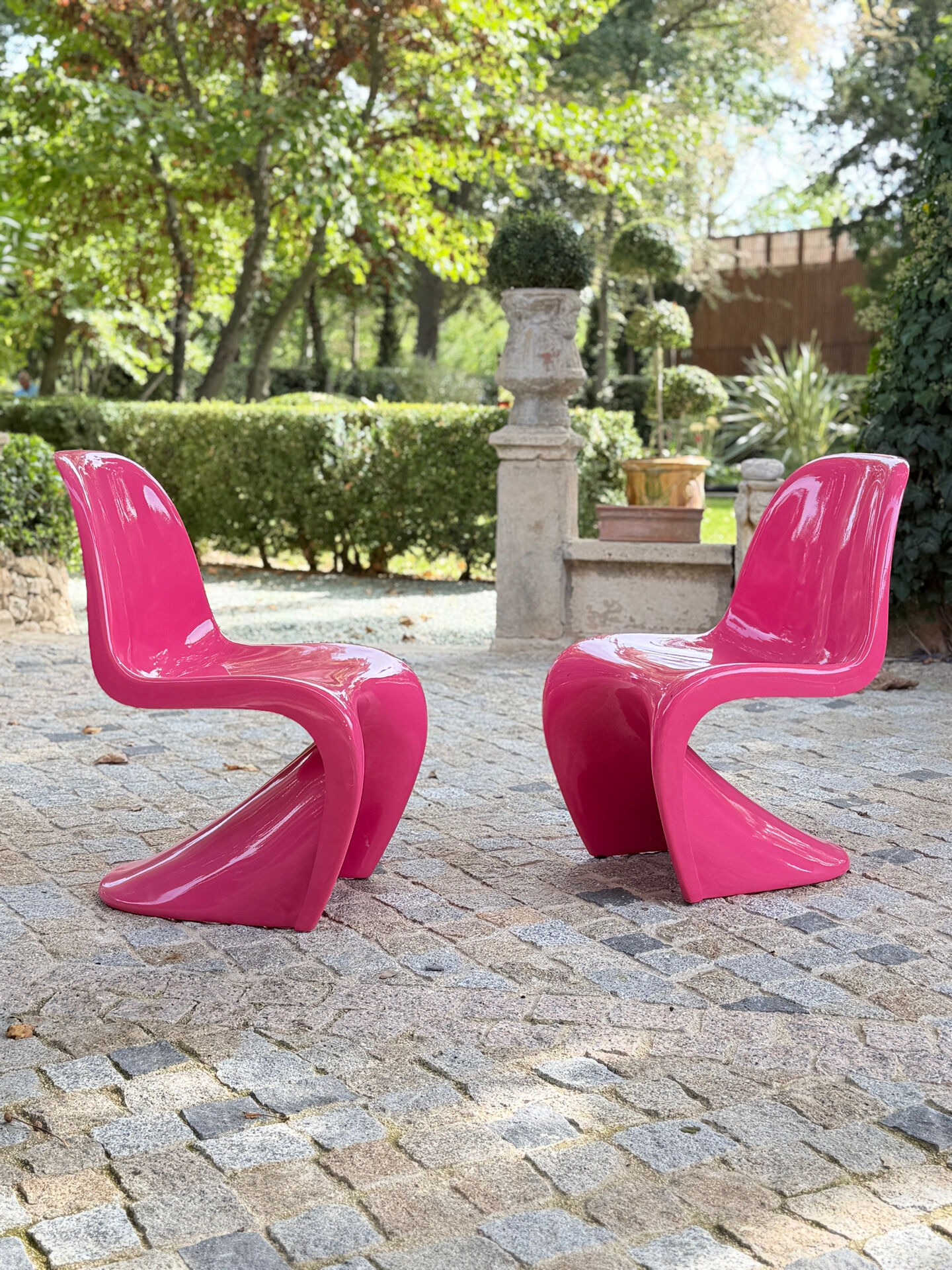 Pair of S-shaped chairs in fuchsia fibreglass – Space Age style