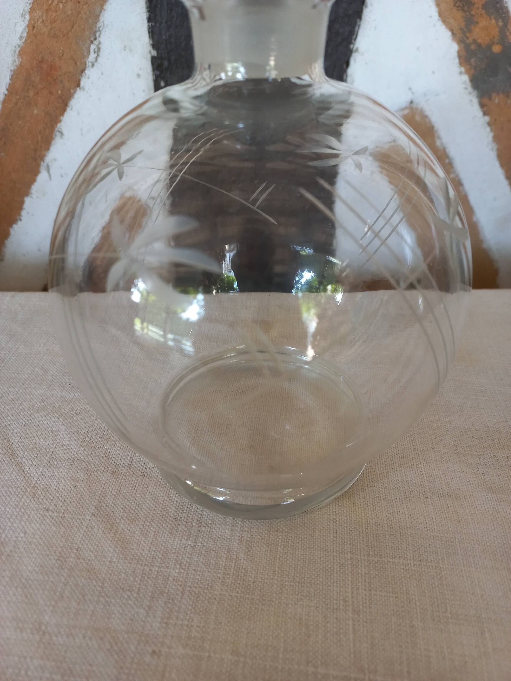 Round carafe in chiseled glass