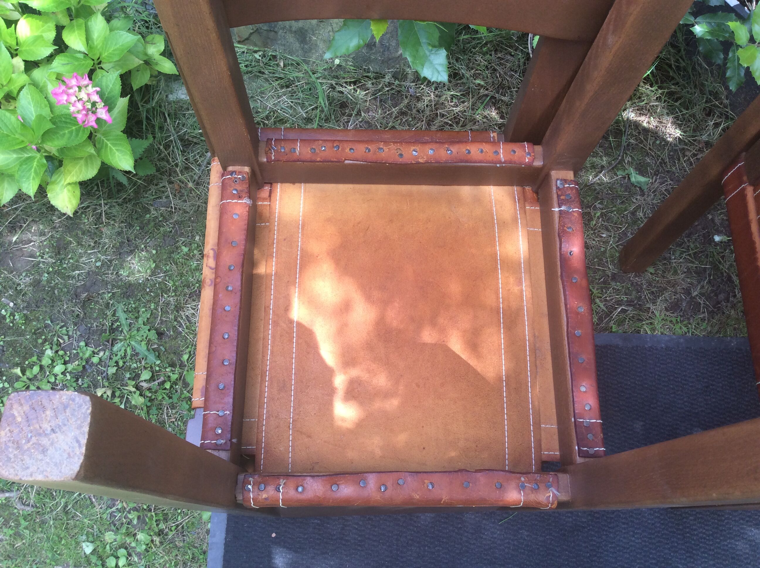 Series of 4 vintage chairs with elm base and brown leather seats in the Pierre Chapo way.