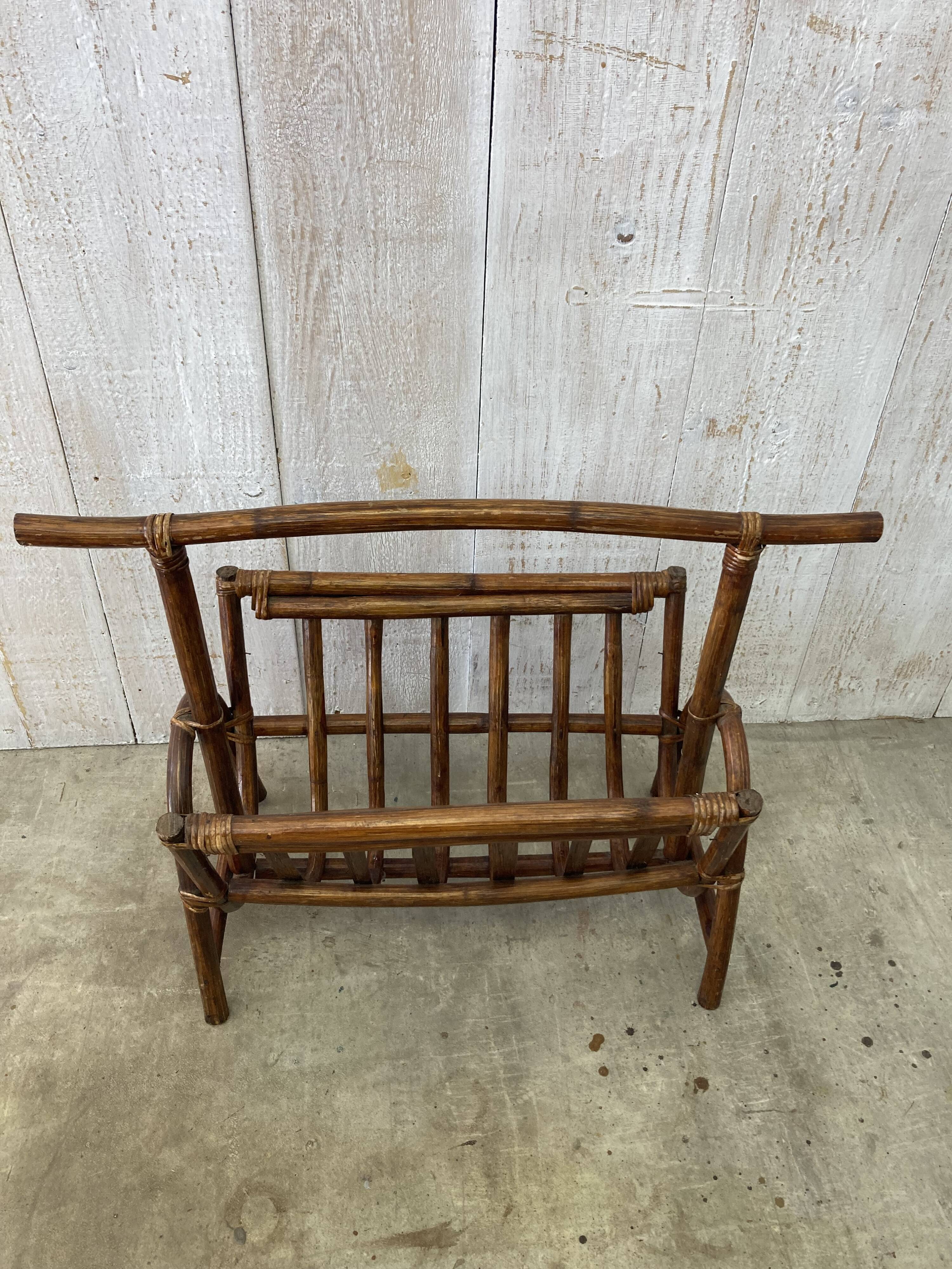 Porte revues en rotin