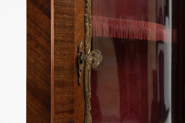 Vitrine d'angle de style Louis XV avec vitre cintrée, vers 1950