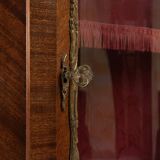 Vitrine d'angle de style Louis XV avec vitre cintrée, vers 1950