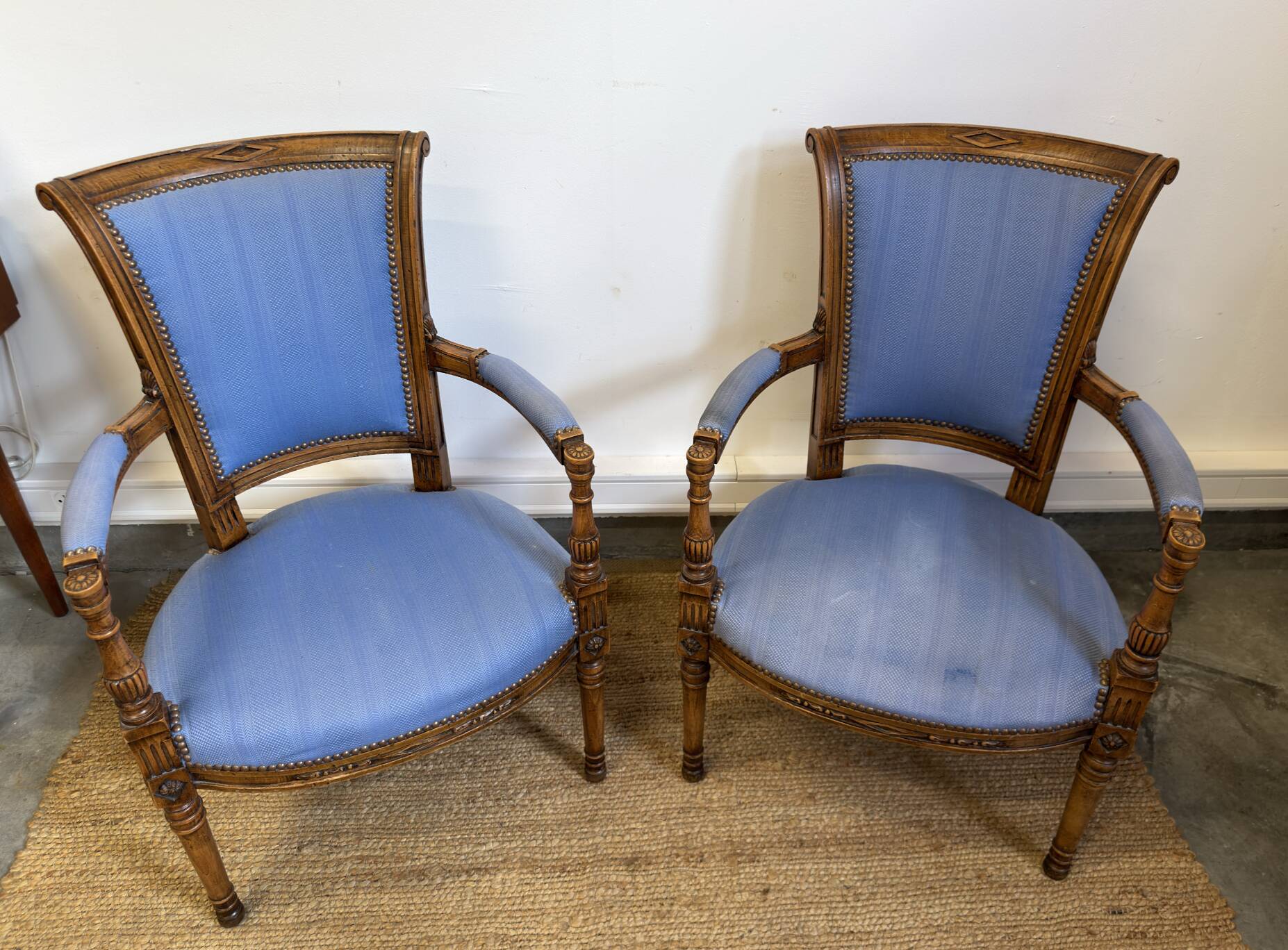 Paire de fauteuils de style Louis XVI en bois sculpté