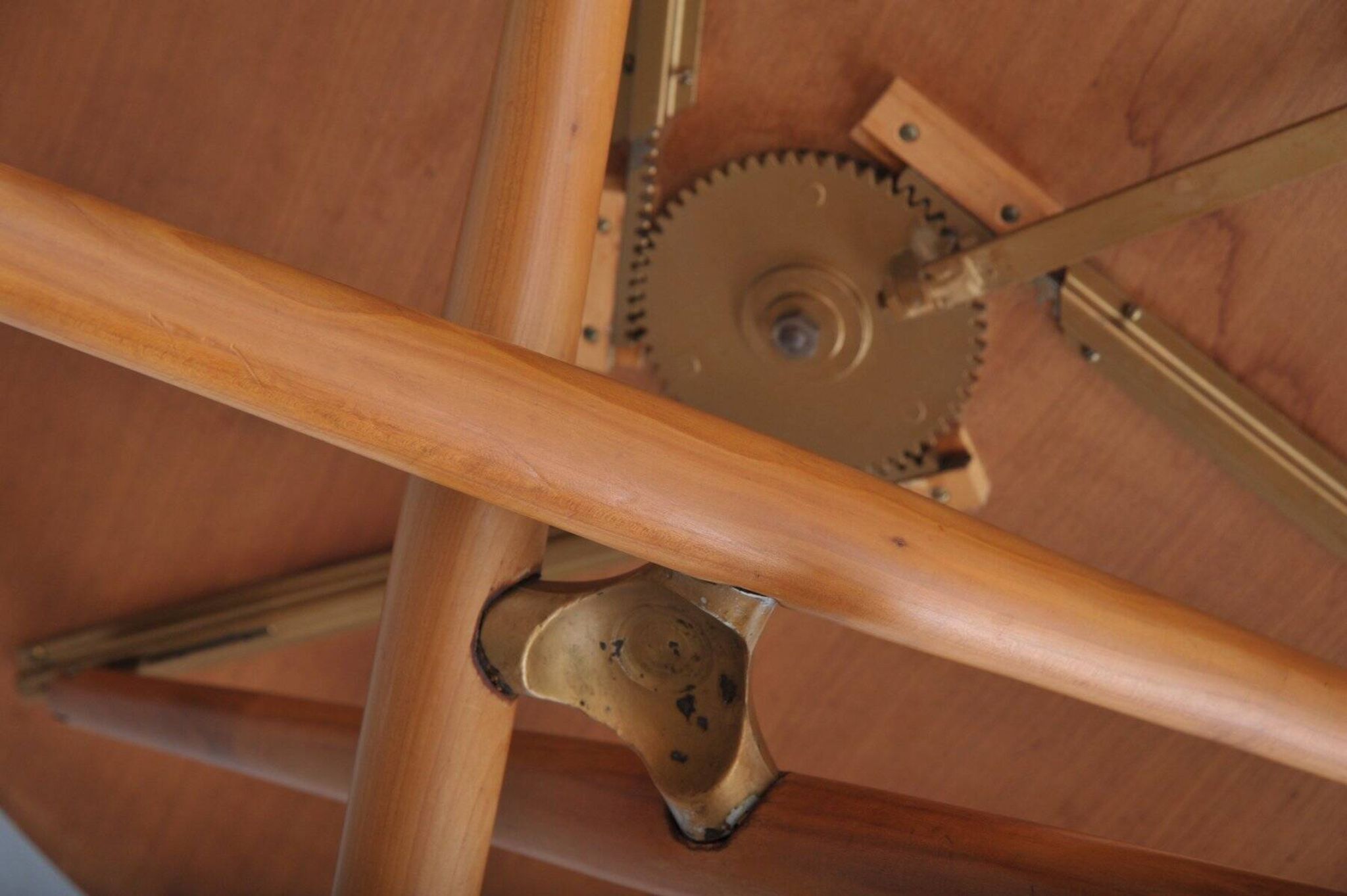 Table en bois de cerisier réglable par Jürg Bally pour Wohnhilfe, années 1950.