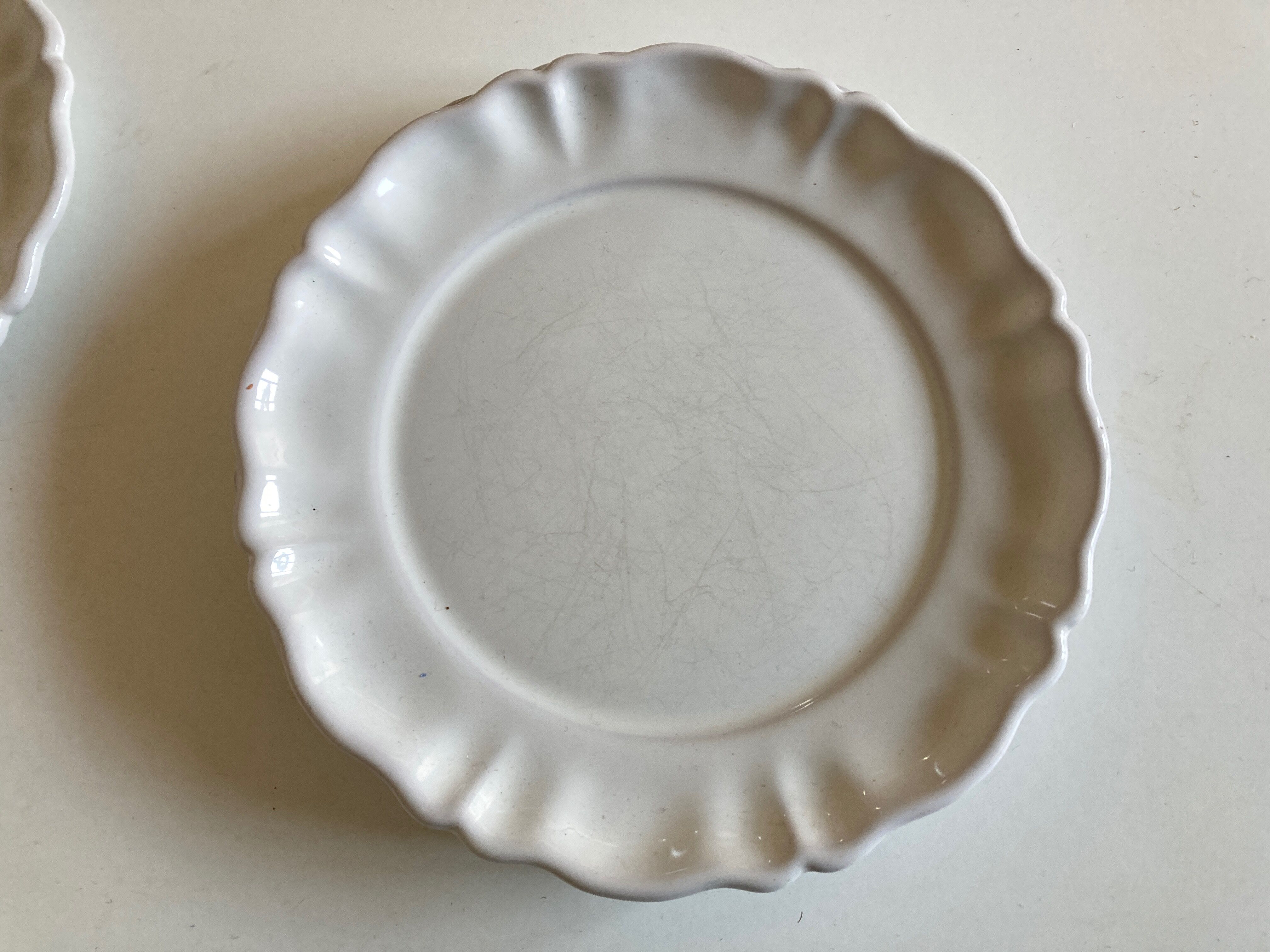 Set de 4 assiettes plates en terre vernissée à godrons moustier 1970