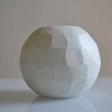 Vase boule à engobe laiteuse