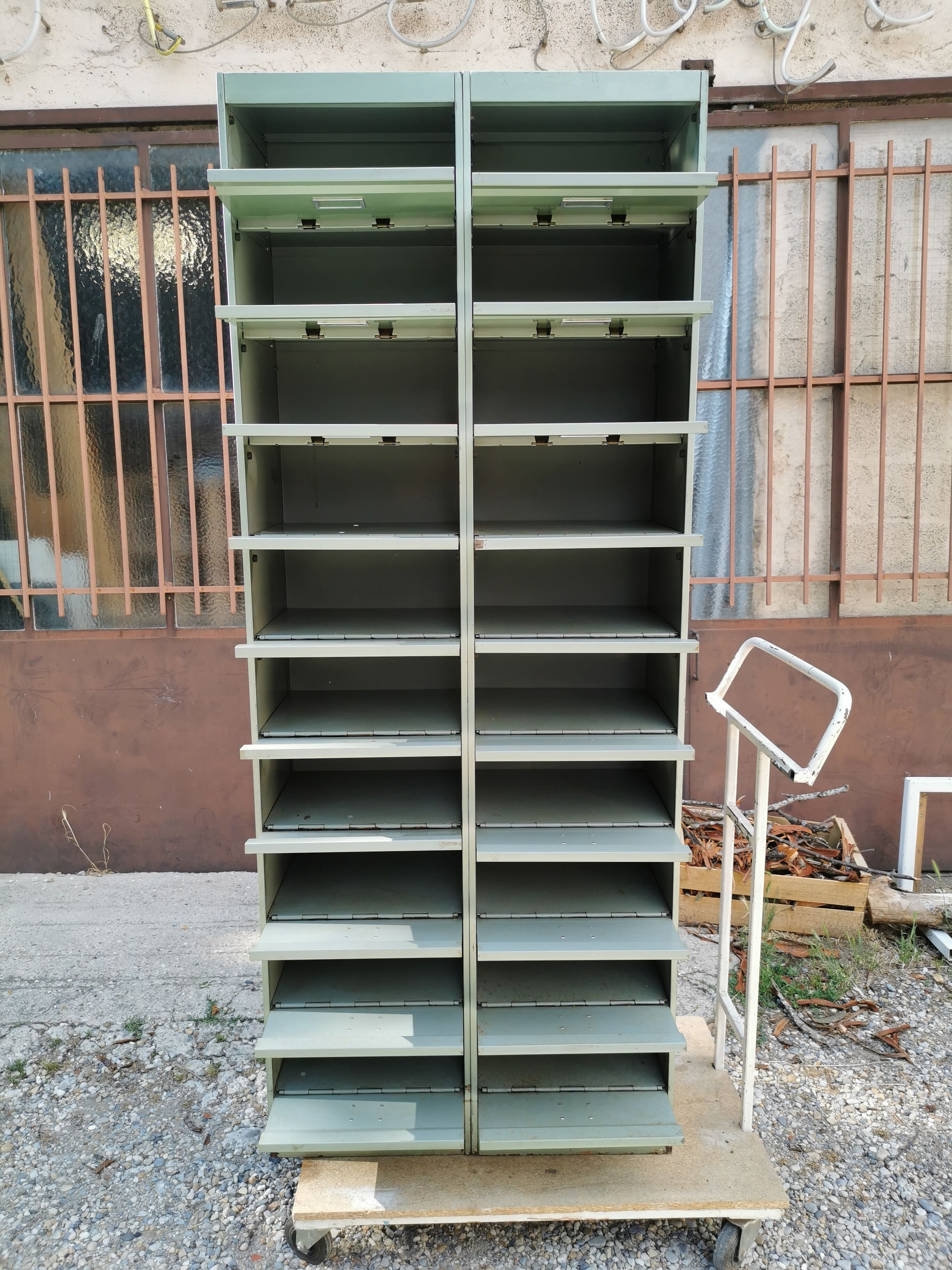 Metal flap cabinet