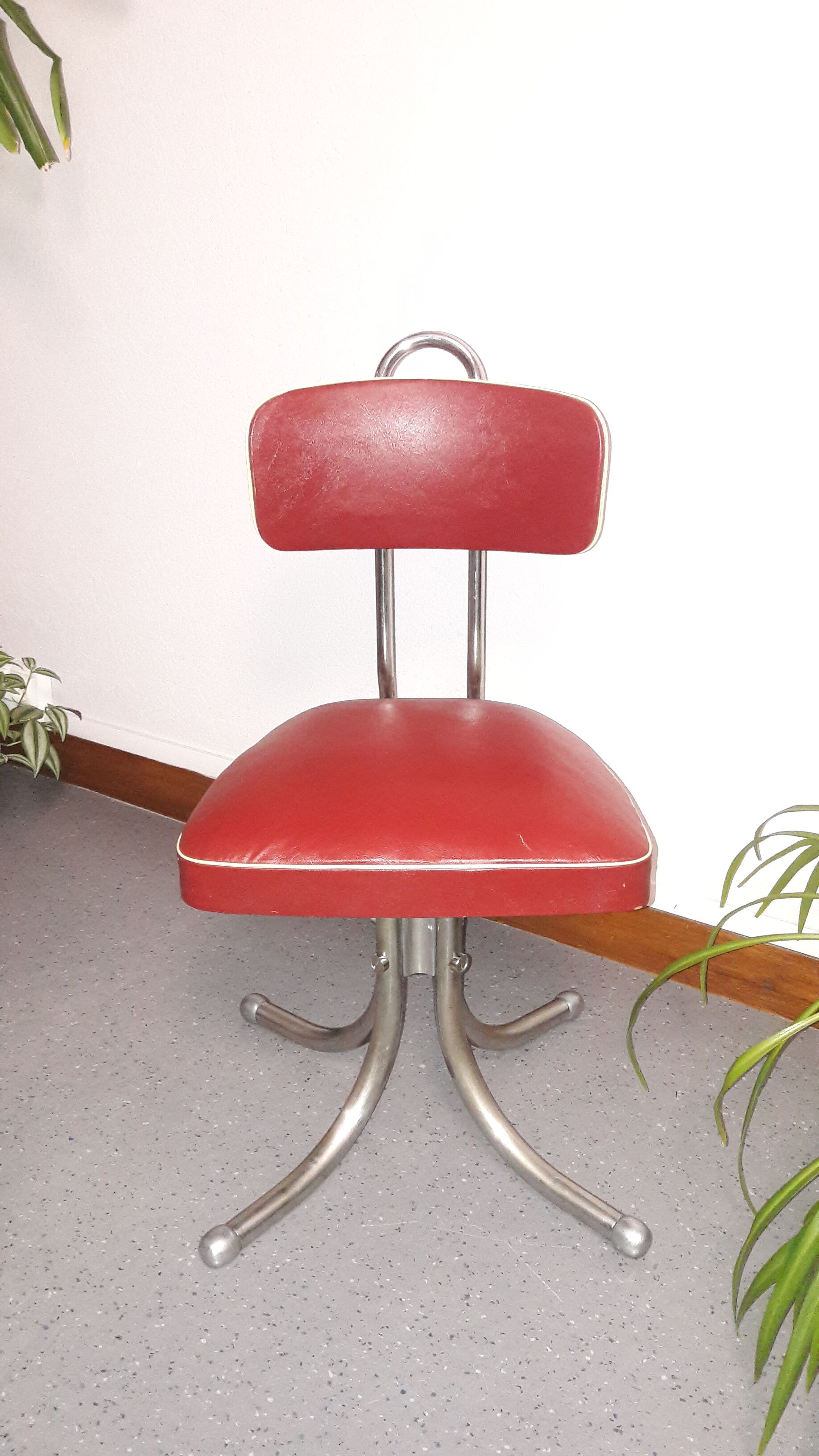 Chaise pivotante skaï bordeau 1960