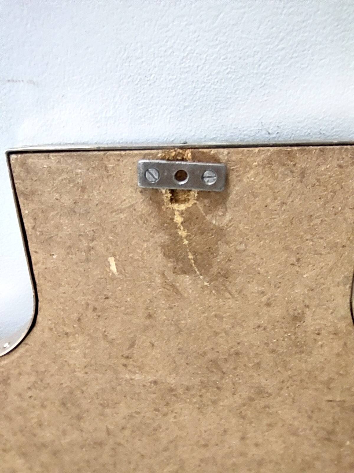 Miroir mural en forme de bouclier avec cadre en laiton, Italie