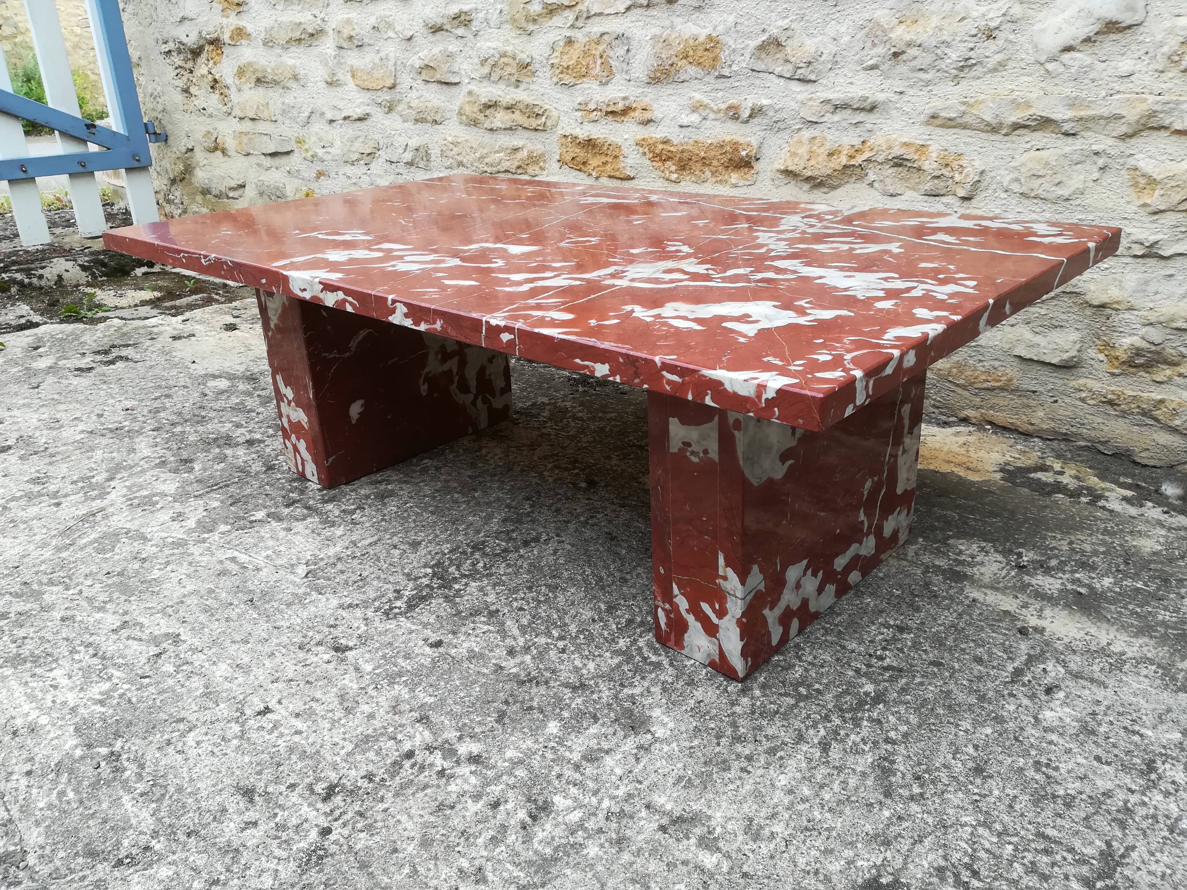 Table basse en marbre rouge