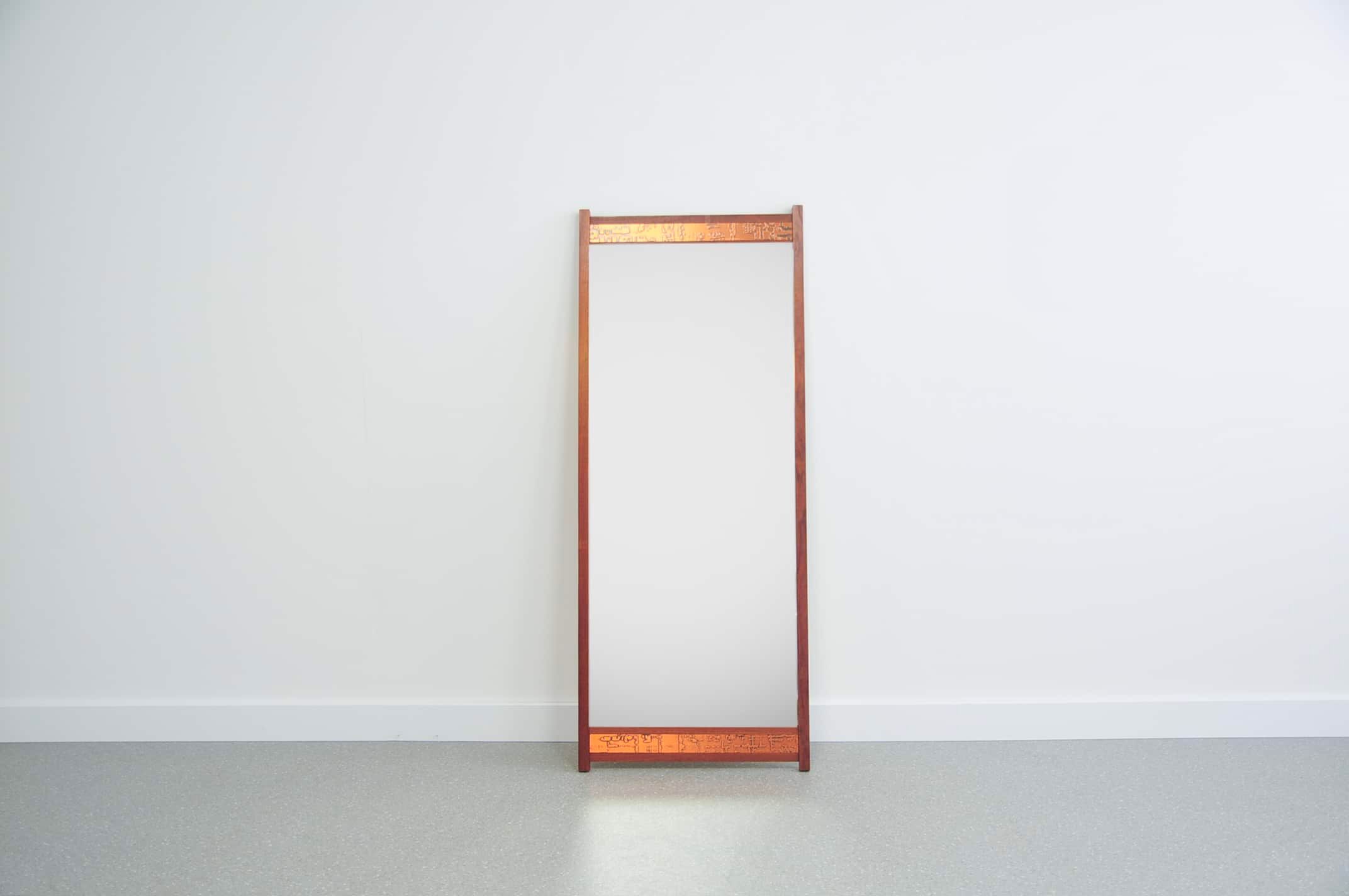 Miroir en teck avec bande en relief en cuivre