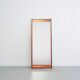 Miroir en teck avec bande en relief en cuivre