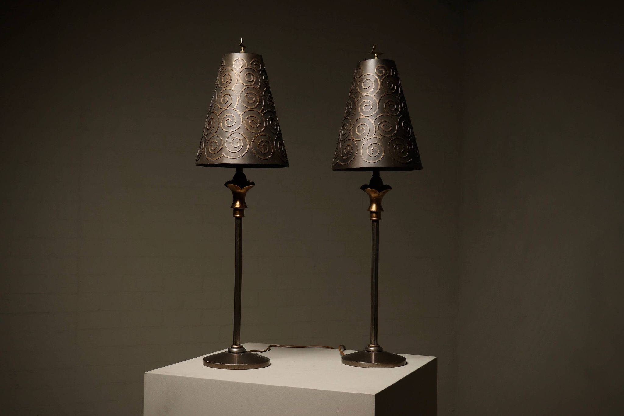 Paire de lampes de table impressionnantes par Lam Lee pour Leeazanne, années 1990.