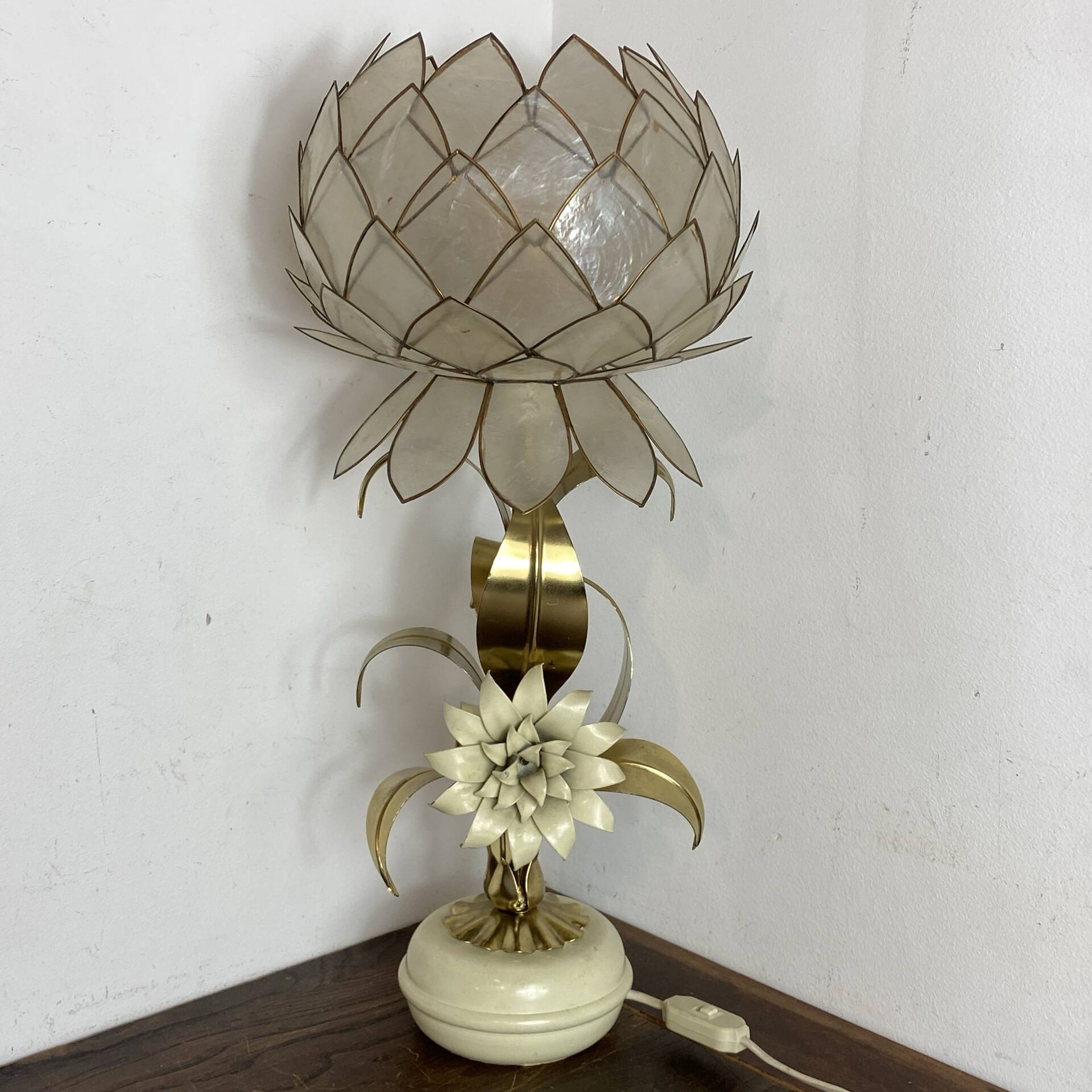 Lampe en laiton, métal et nacre