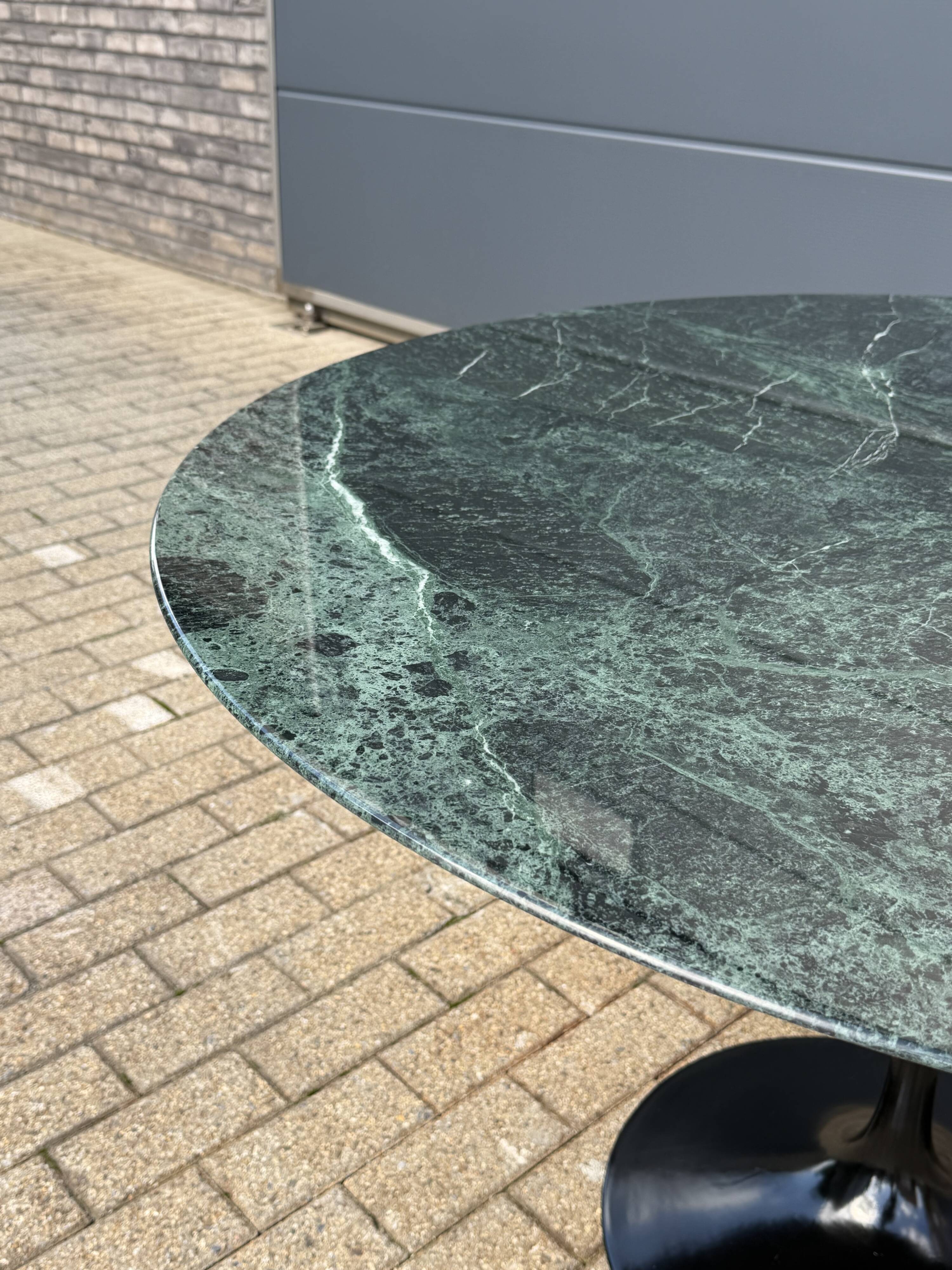 Original round Knoll Tulip dining table (120cm) Alpi Verde glossy in NEW CONDITION