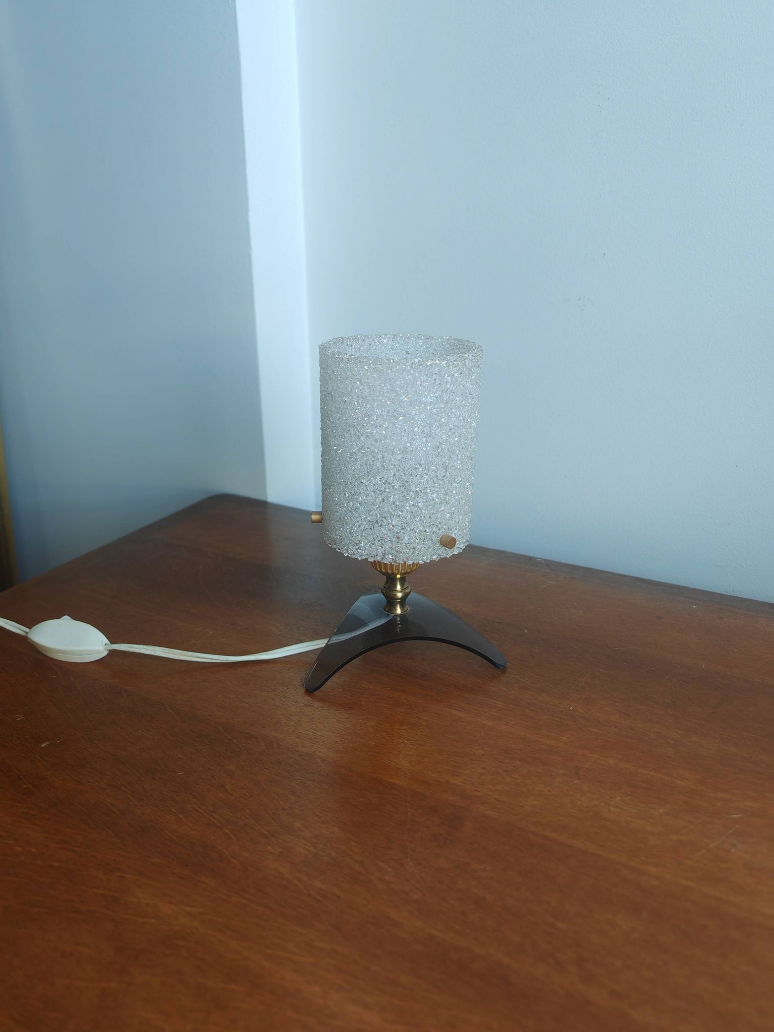 Vintage tripod lamp 60s/70s – Smoked Plexiglass, Brass & Frosted granite glass