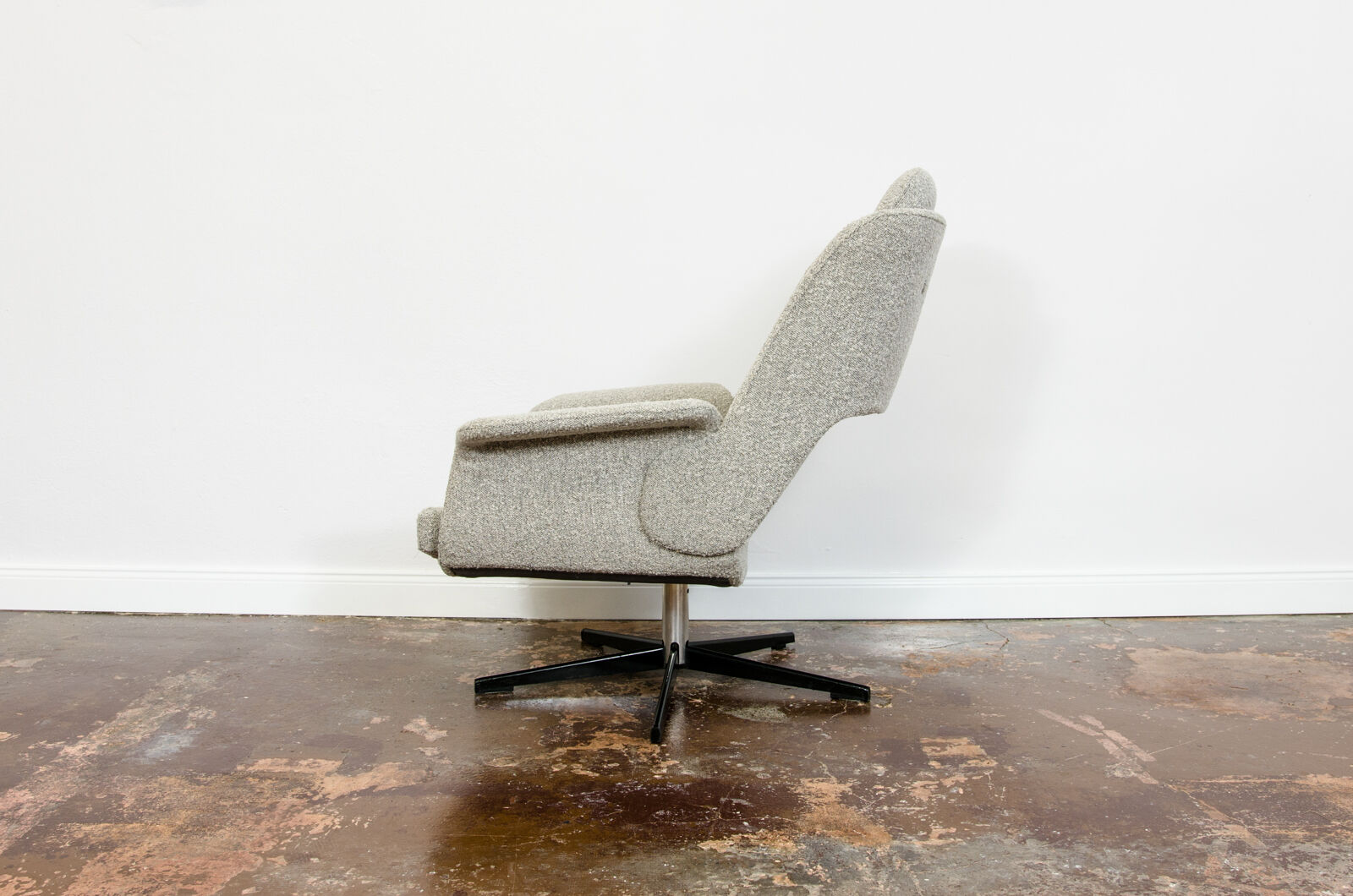 B7041 Armchair in Grey Boucle from Zakłady Przemysłu Meblarskiego Radomsko, 1970s