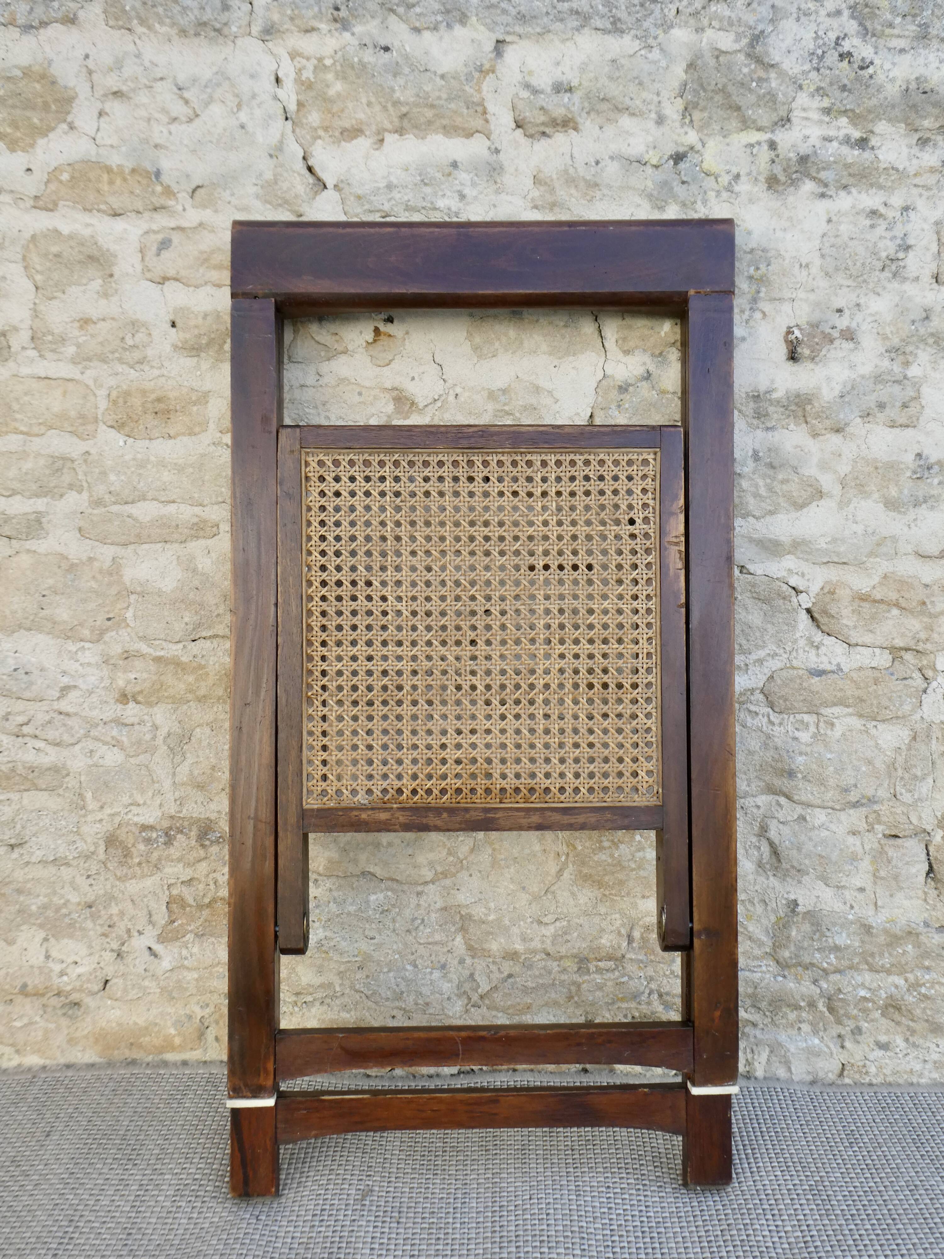 Folding chair canned