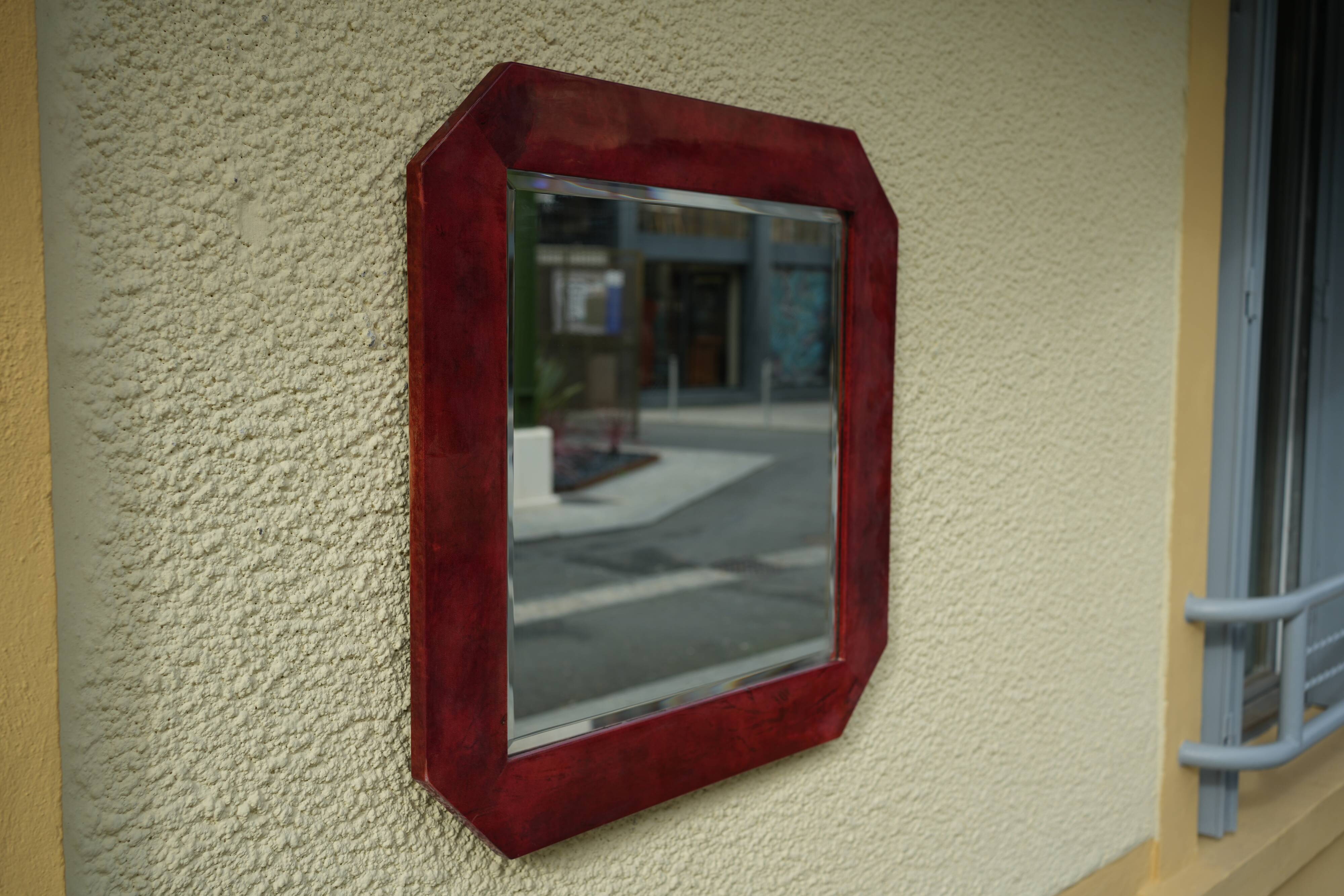 Miroir mural Aldo Tura en cuir de chèvre laqué rouge