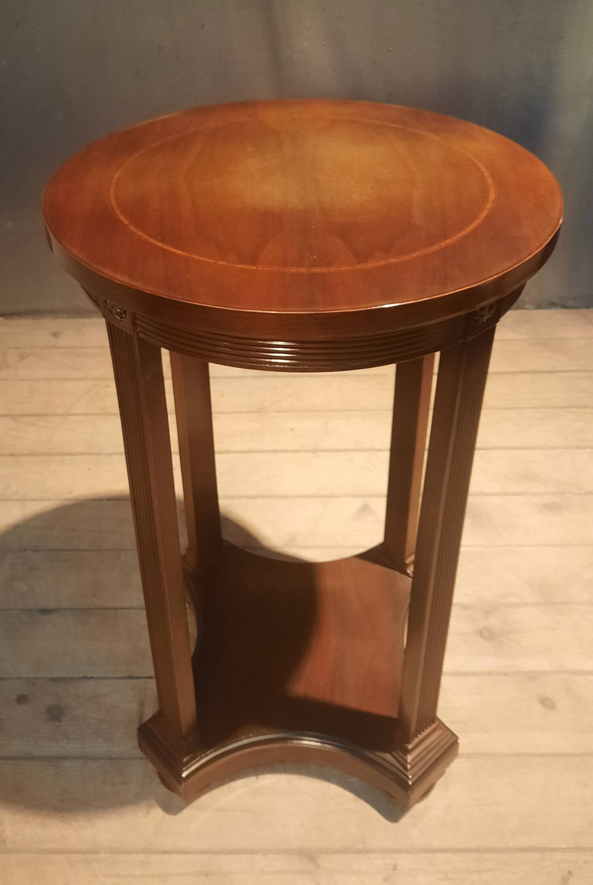 Varnished round gueridon