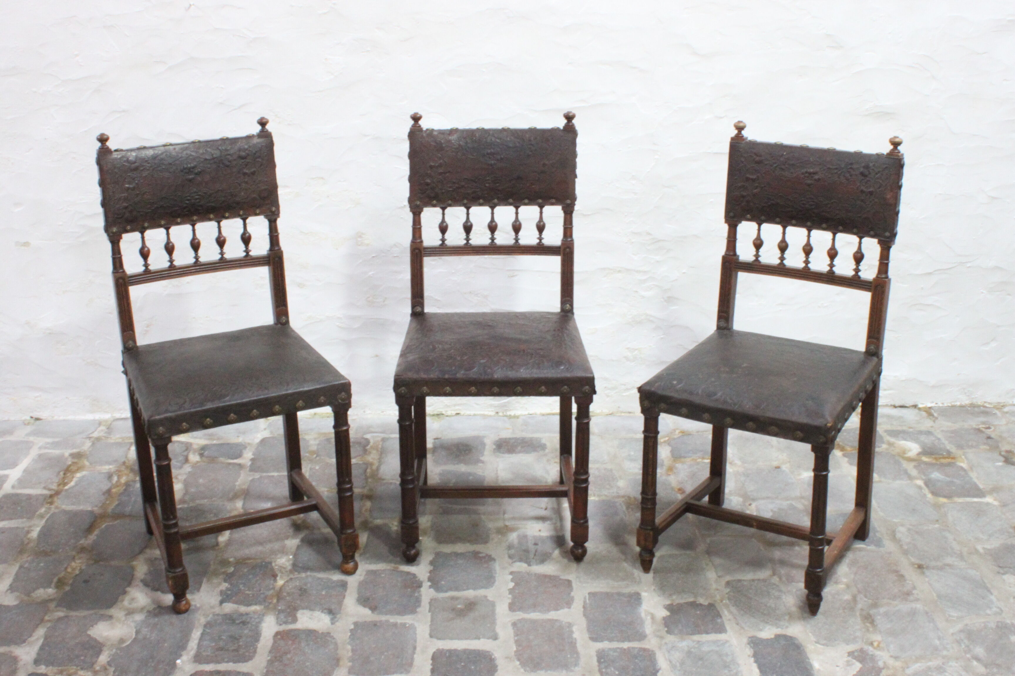Ensemble de 3 chaises Renaissance en chêne et cuir gaufré, 19ème siècle, Belgique