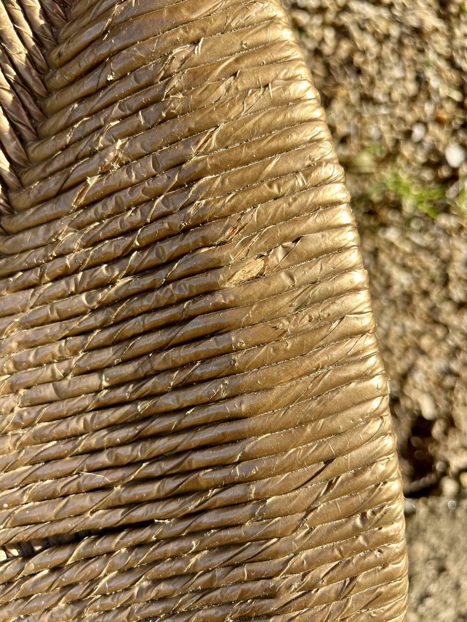 Chaise paillée vintage dorée
