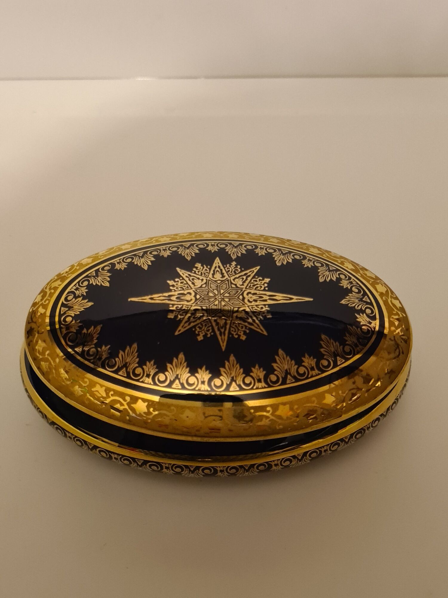 Bonbonnière in Limoges porcelain blue and gold