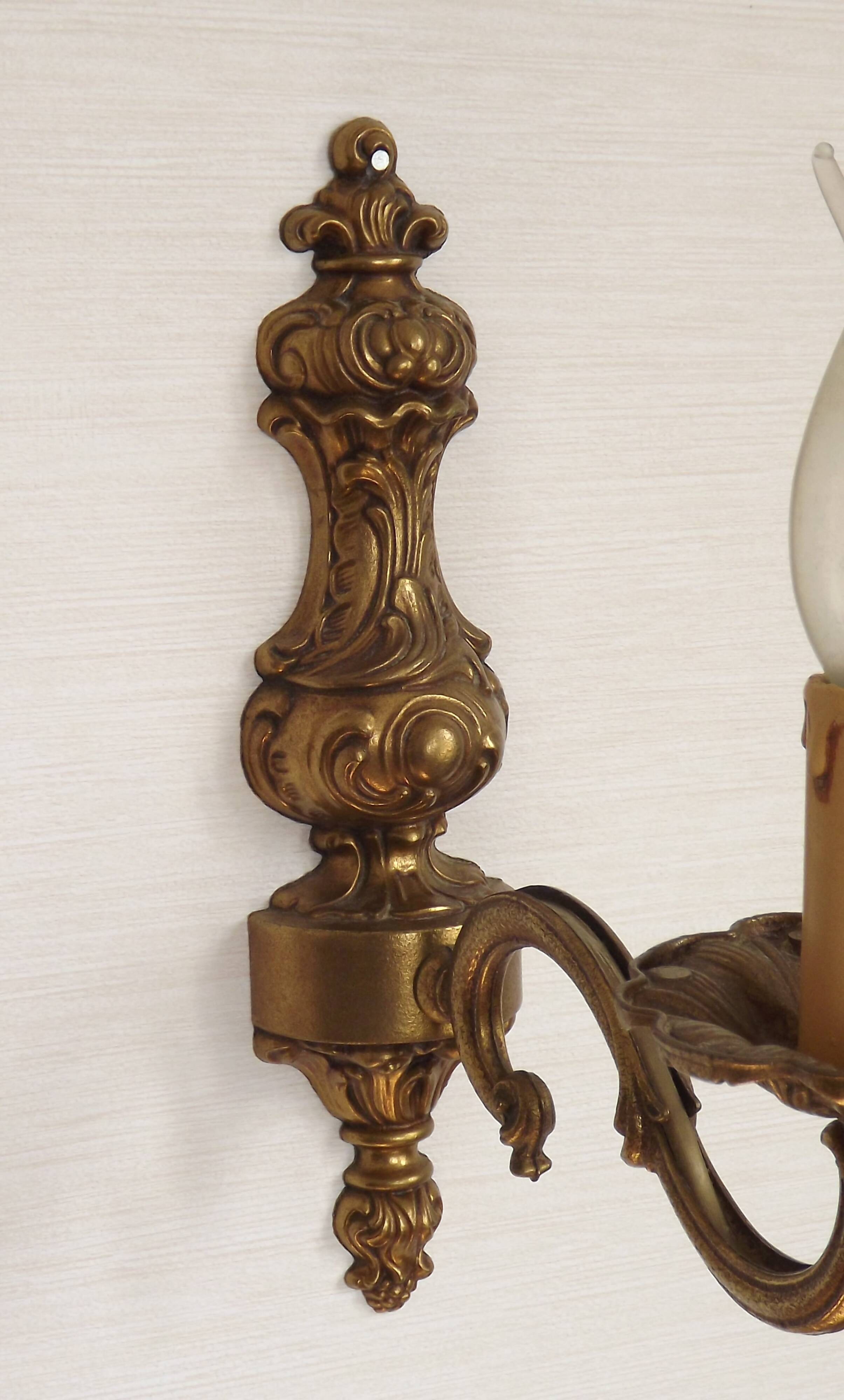 Pair Of Elegant Vintage French Traditional Style Bronze Single Wall Lights