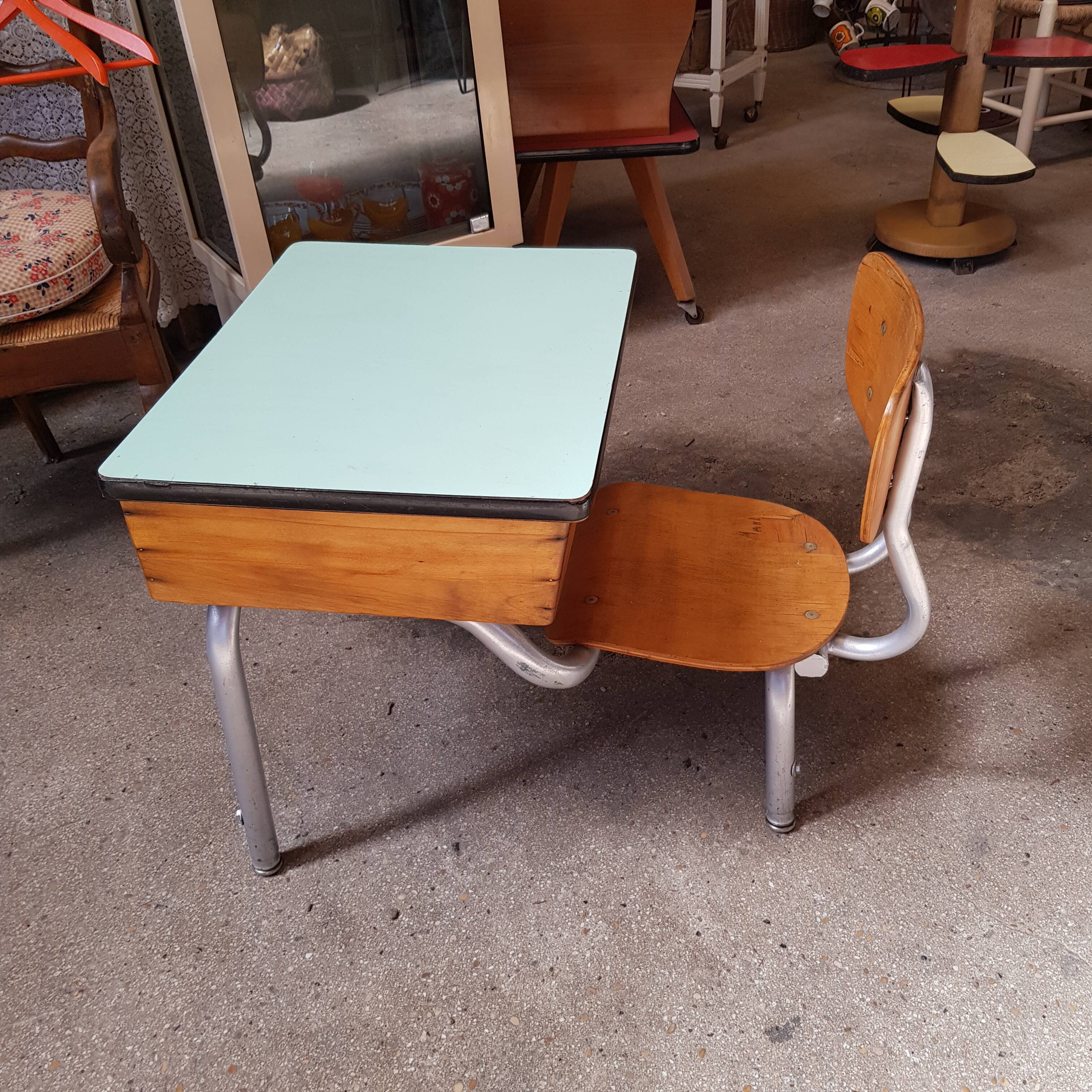 One-piece school desk
