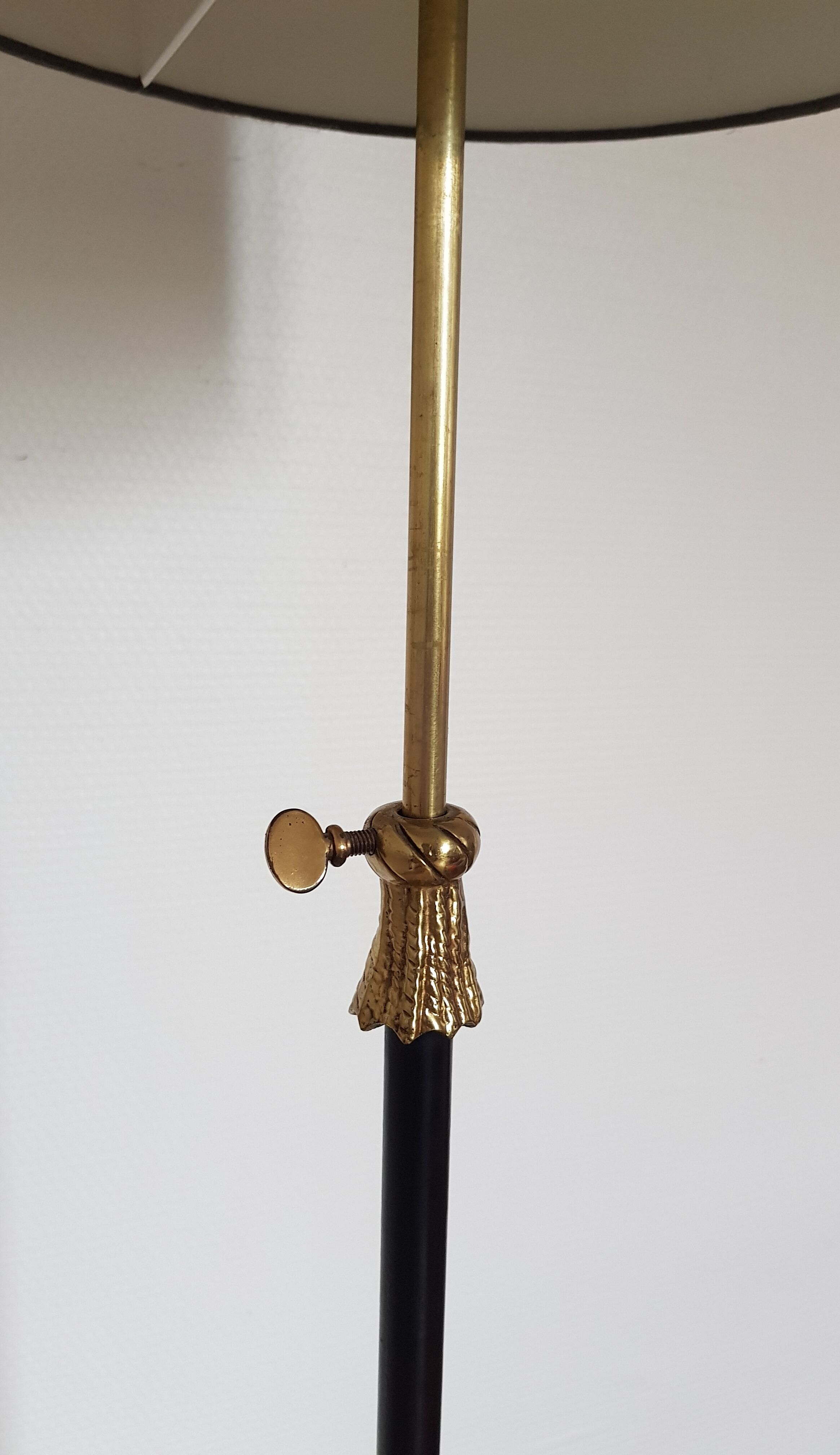 Tripod lamppost 1950