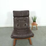 Bruin leren fauteuil met houten onderstel