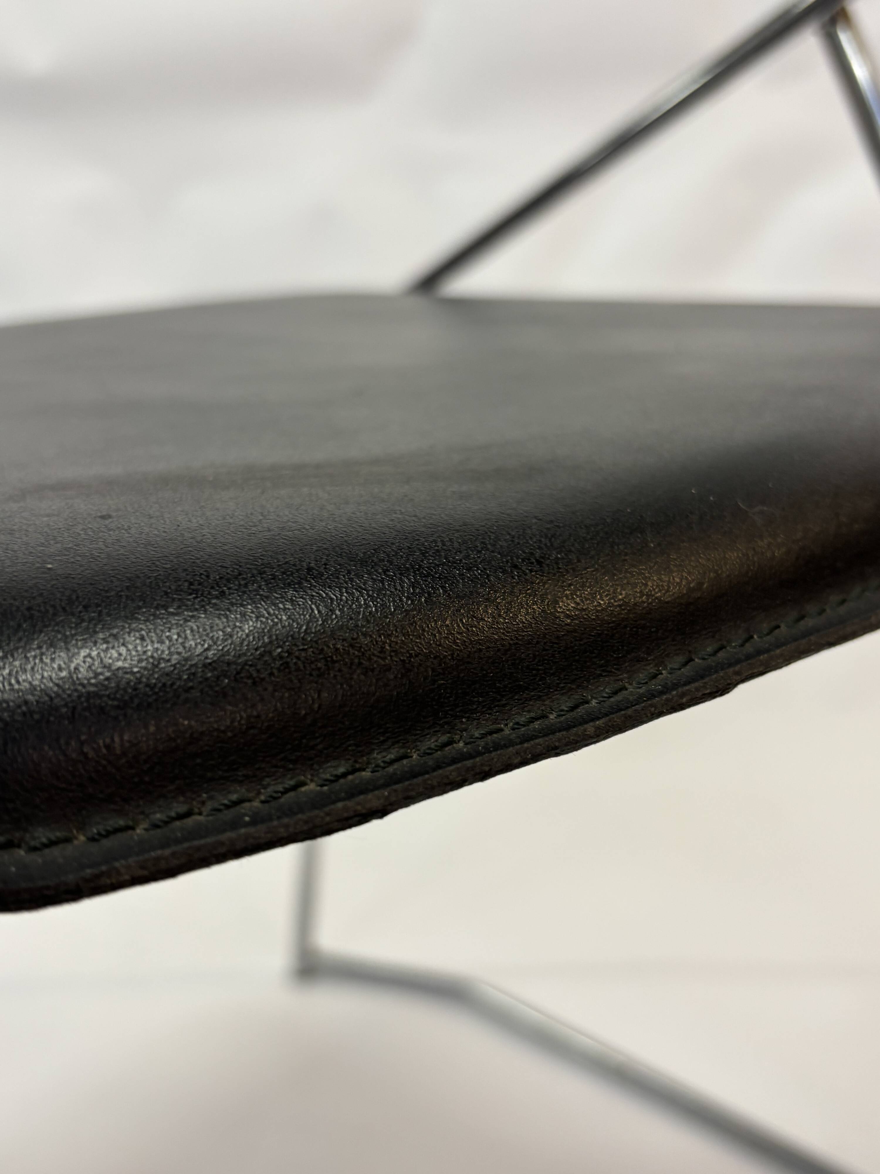 4 chaises minimalistes en fil d'acier chromé, années 80