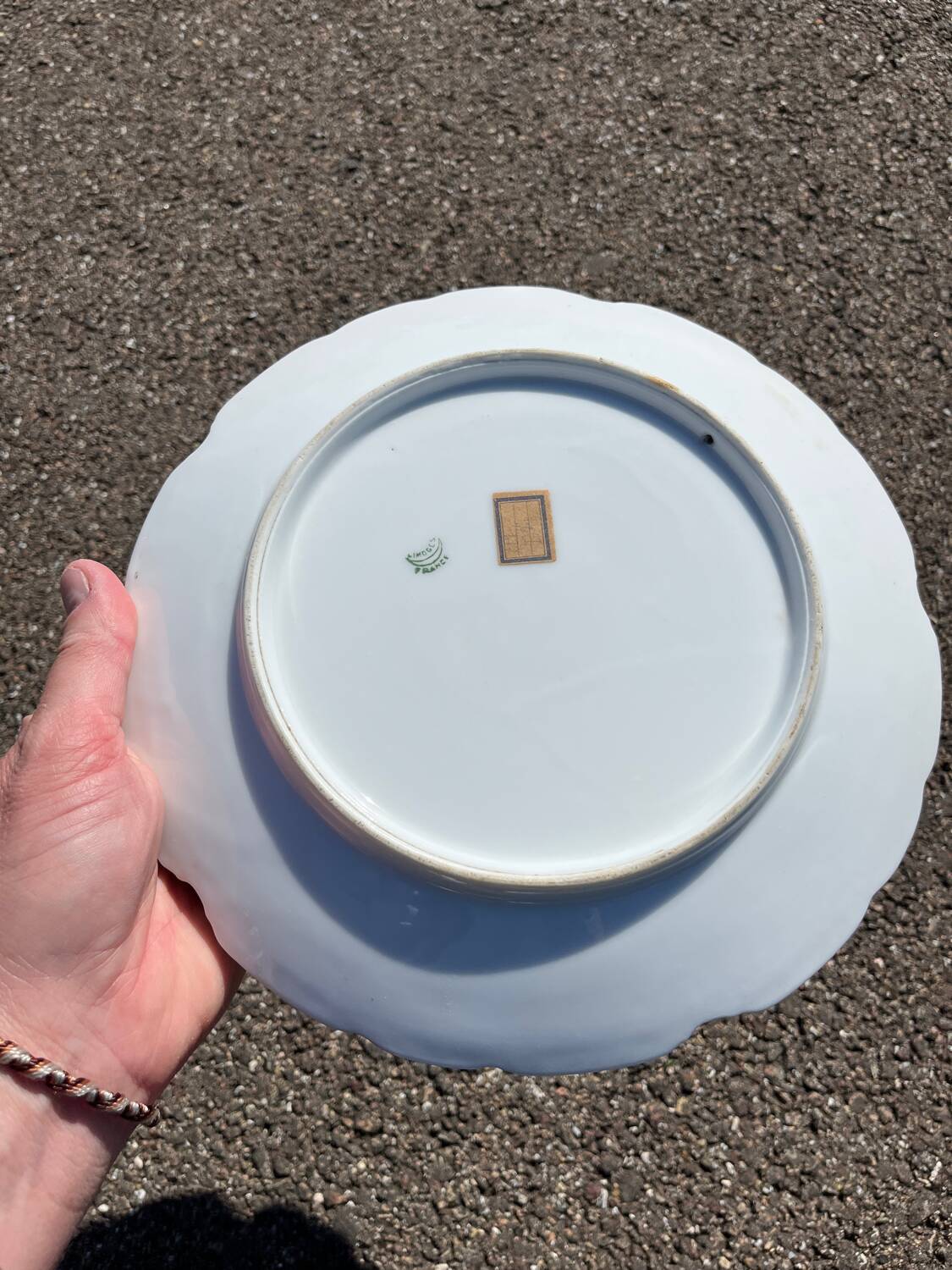 Assiette en porcelaine de Limoges à décor peint de fleurs