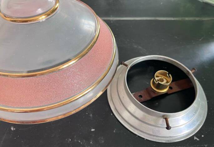 Ceiling light from the 40s/50s in gold and pink Art Deco.