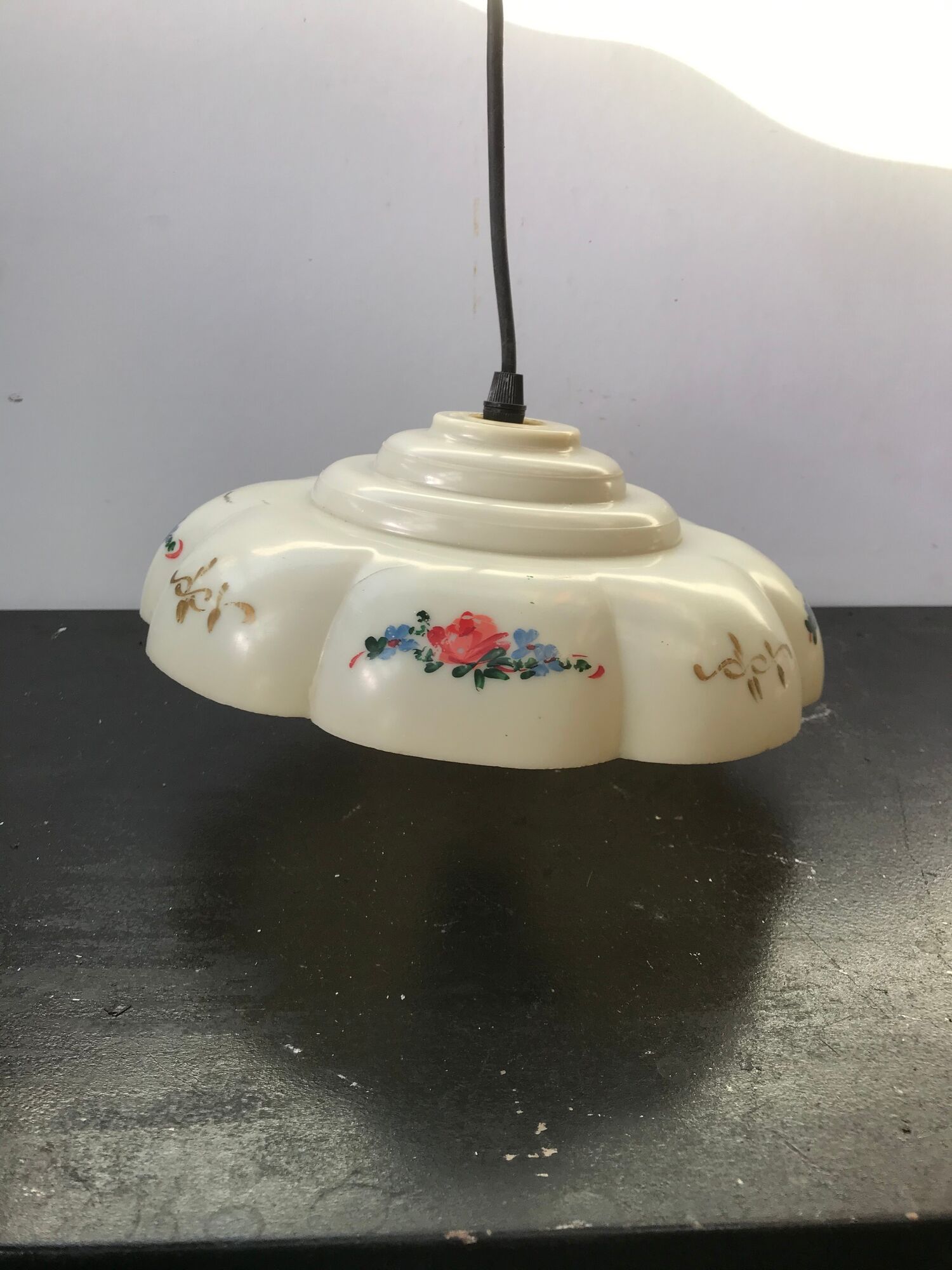 Suspension ancienne lumapel bakélite blanc avec décor fleurs années 70 vintage