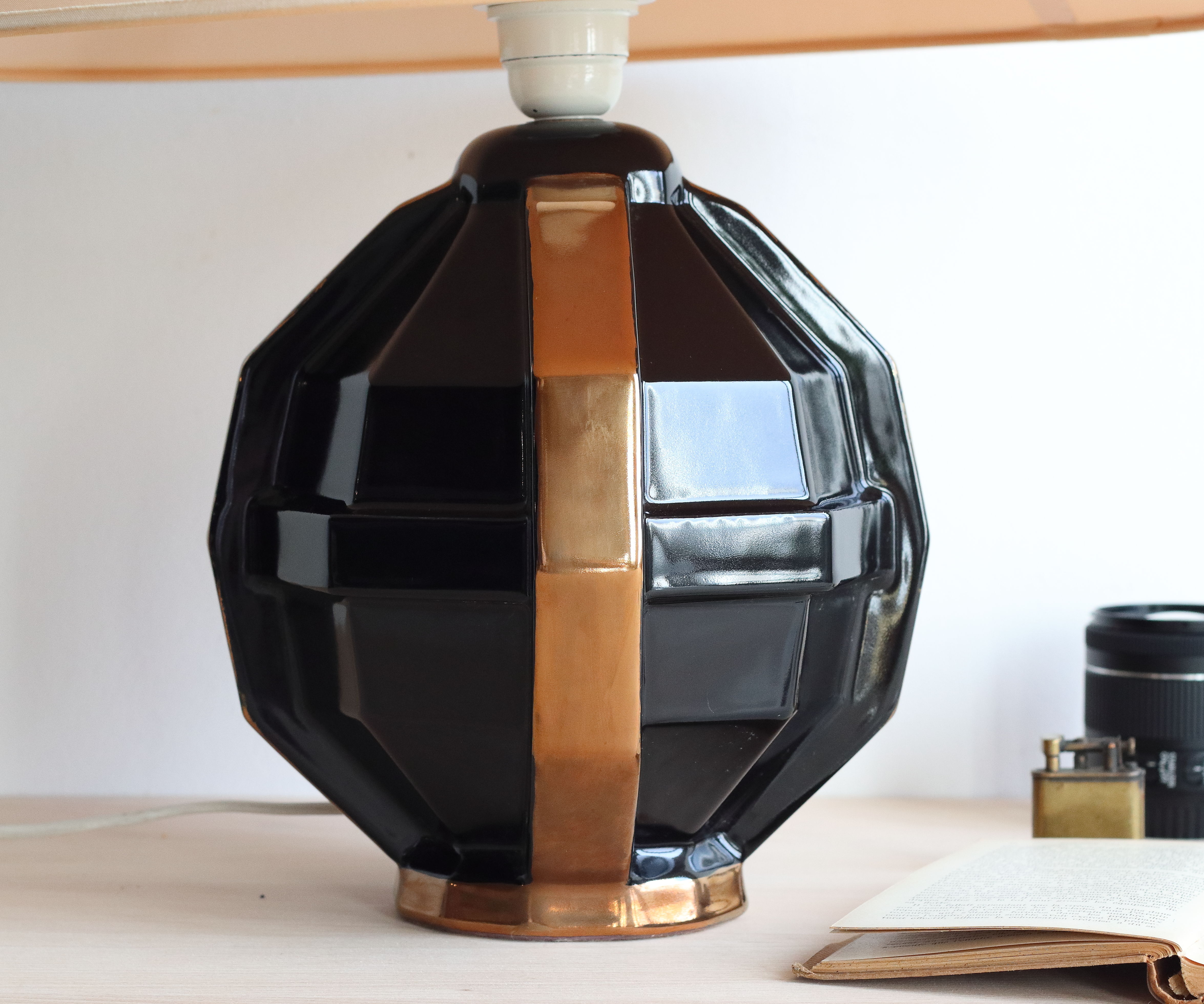 Lampe de bureau art déco en céramique noire et cuivrée signée Saint Clément