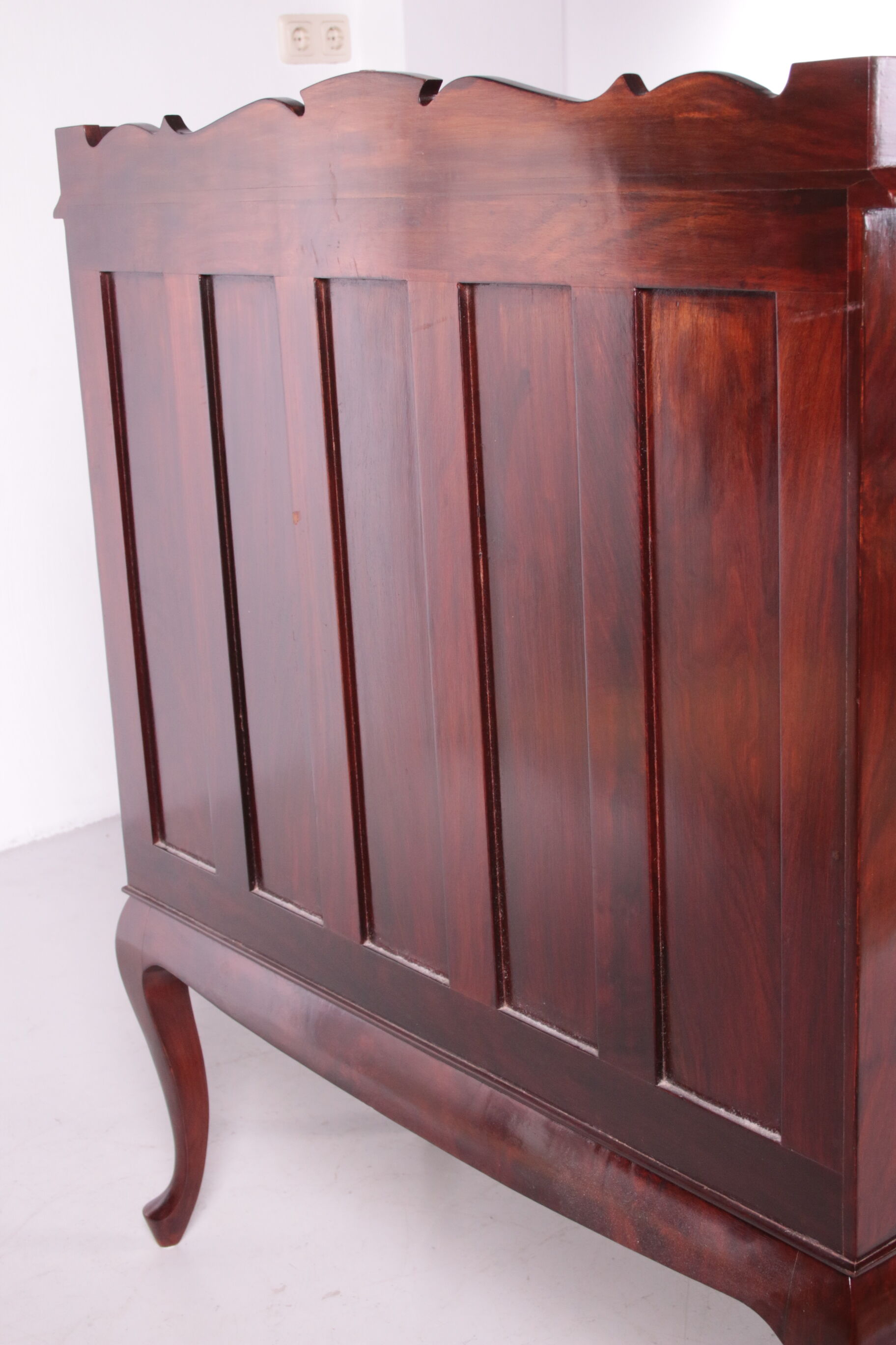 English Mahogany Desk Queen Anne Style, 1970s