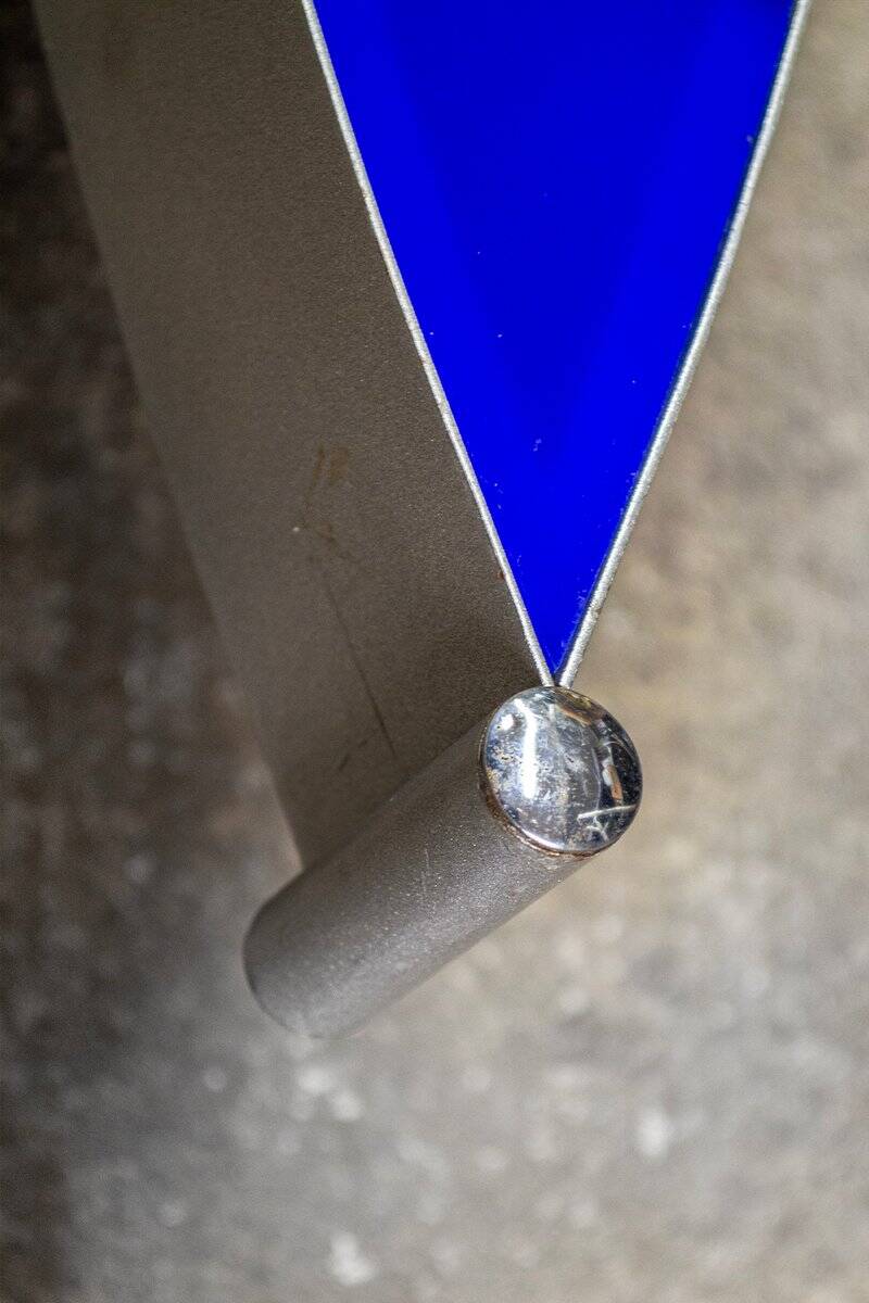2 appliques en métal et plexiglas bleu, 1980