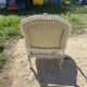 Fauteuil en bois banc et tissu fleuri