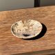 Petit vide poche ou plat en bois pétrifié beige tache noire D20x17 -3316
