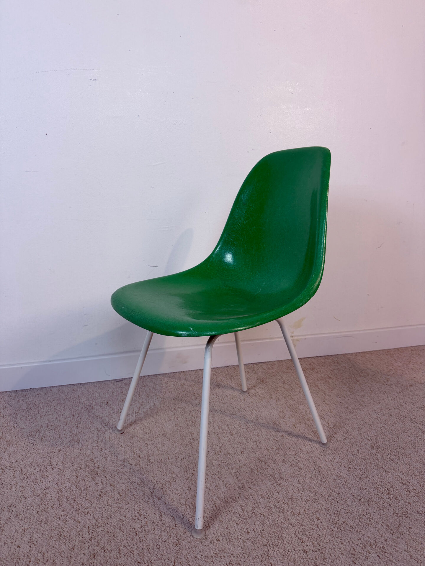 Set of 5 Eames Herman Miller chairs in fibreglass.