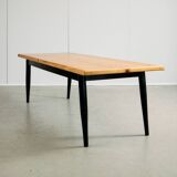 Longue table en pin canadien avec pieds noirs
